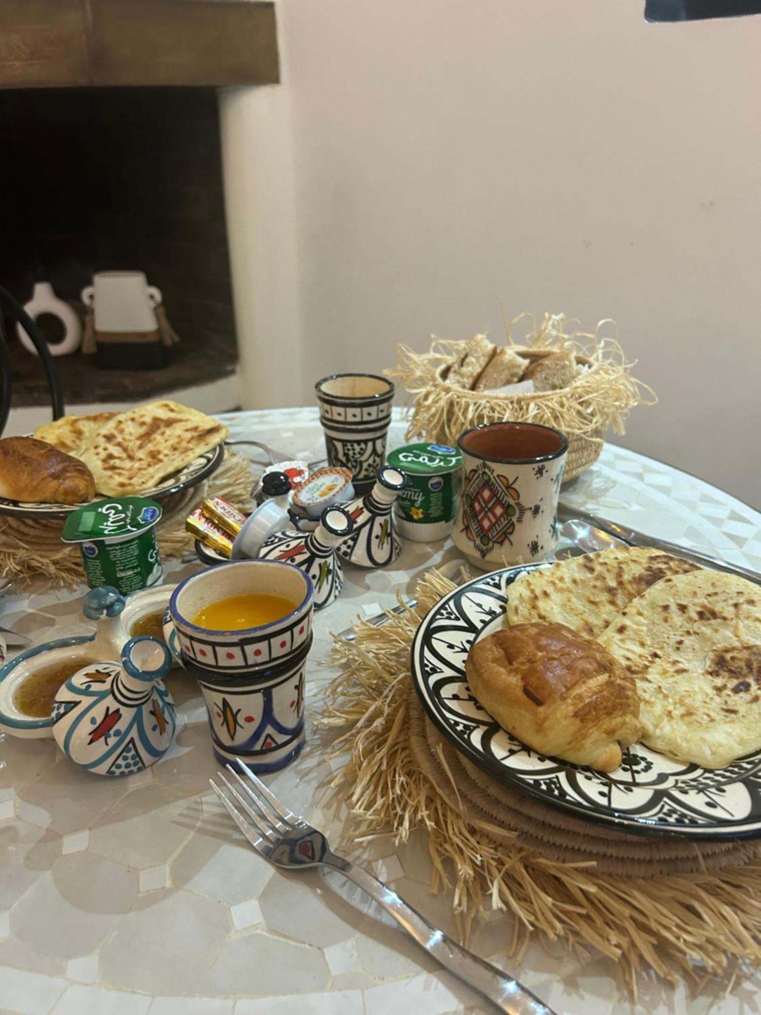 Amazing Amazigh Avec Jacuzzi Petit Dejeuner Compris Avec Aussi Familiales Pres De La Place Jemaa El Fna Riad *