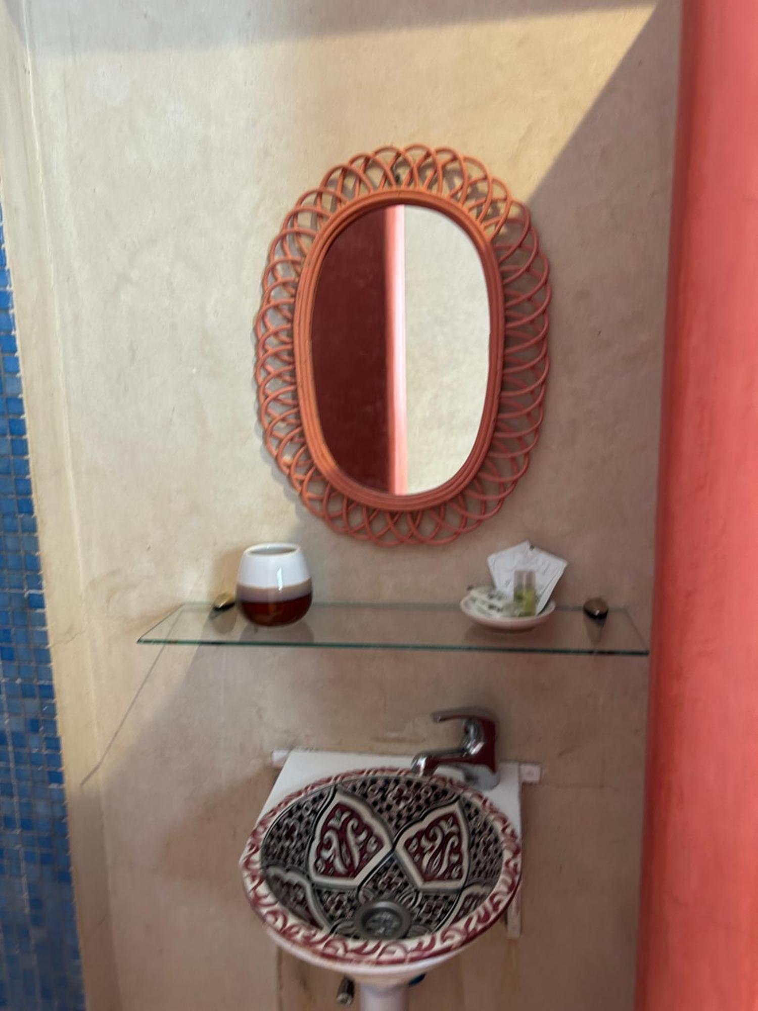 Riad Amazing Amazigh Avec Jacuzzi Petit Dejeuner Compris Avec Aussi Familiales Pres De La Place Jemaa El Fna *