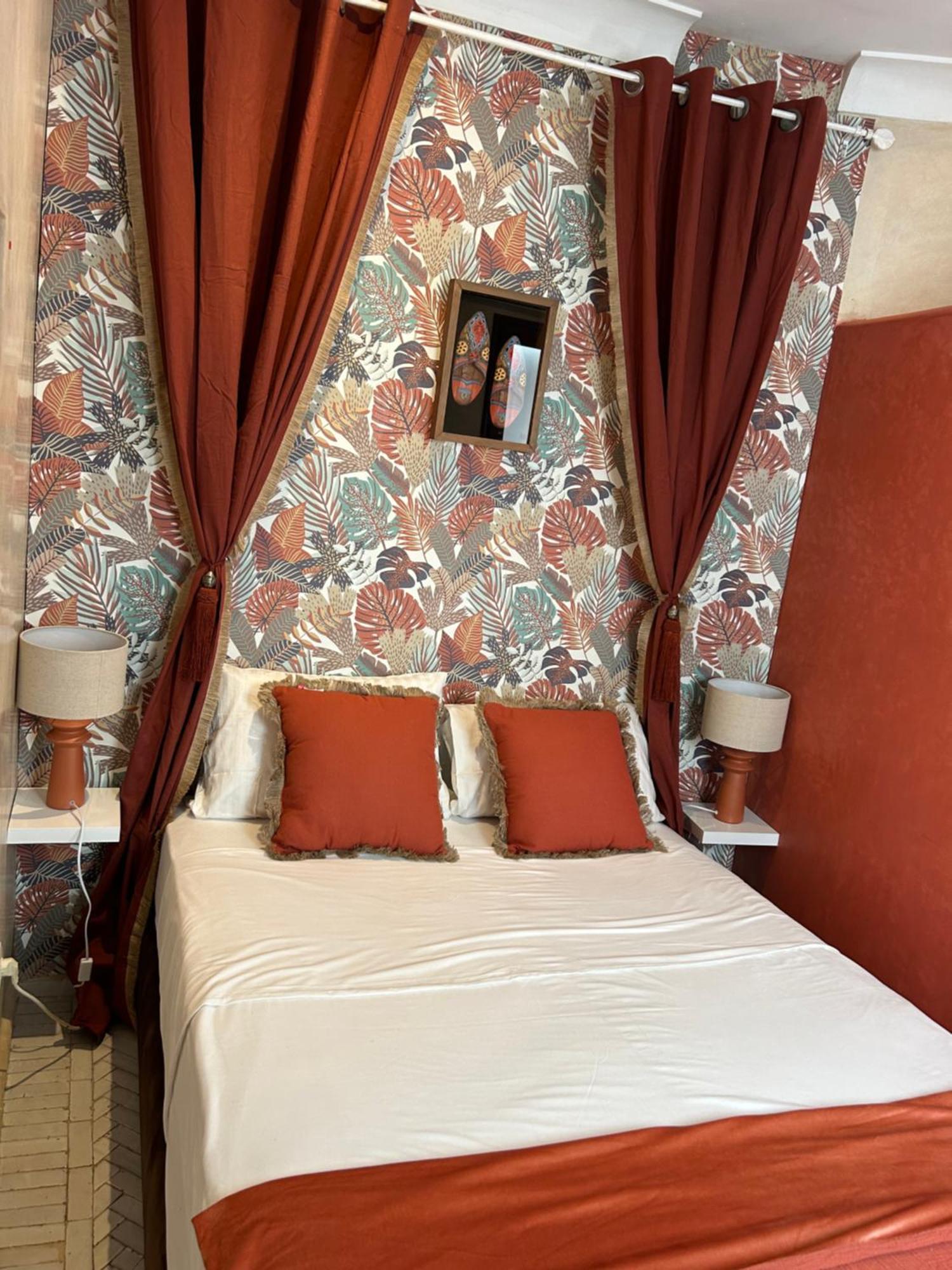 Riad Amazing Amazigh Avec Jacuzzi Petit Dejeuner Compris Avec Aussi Familiales Pres De La Place Jemaa El Fna