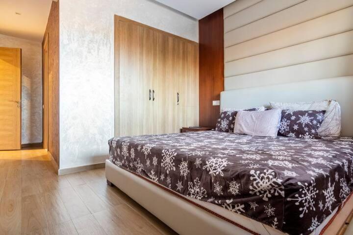 Wonderful With Garden And Large Pool Apartment