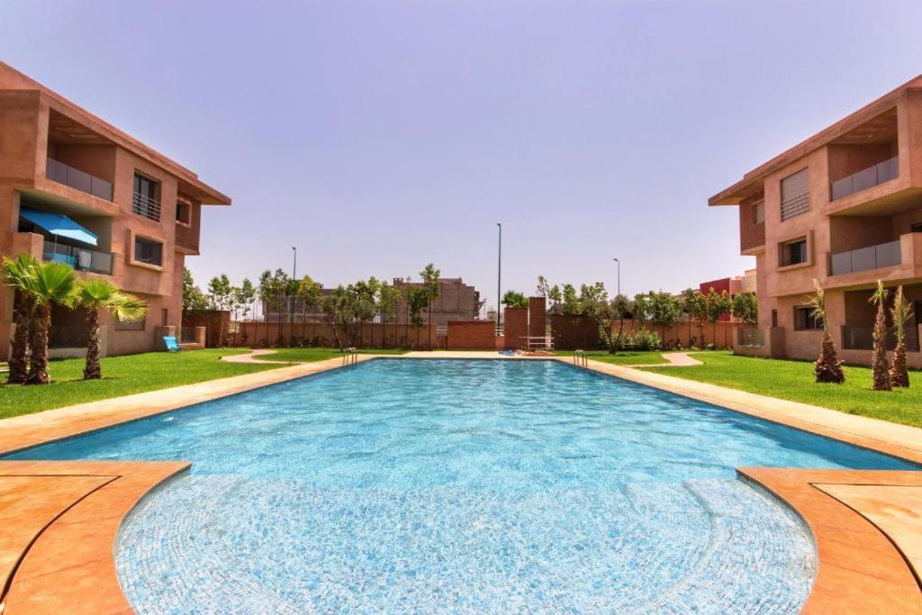 Wonderful With Garden And Large Pool Apartment *