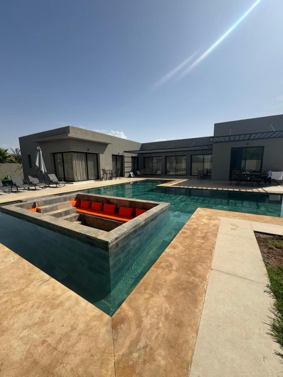 Charmante Aya! Elegante & Calme Avec Piscine Villa