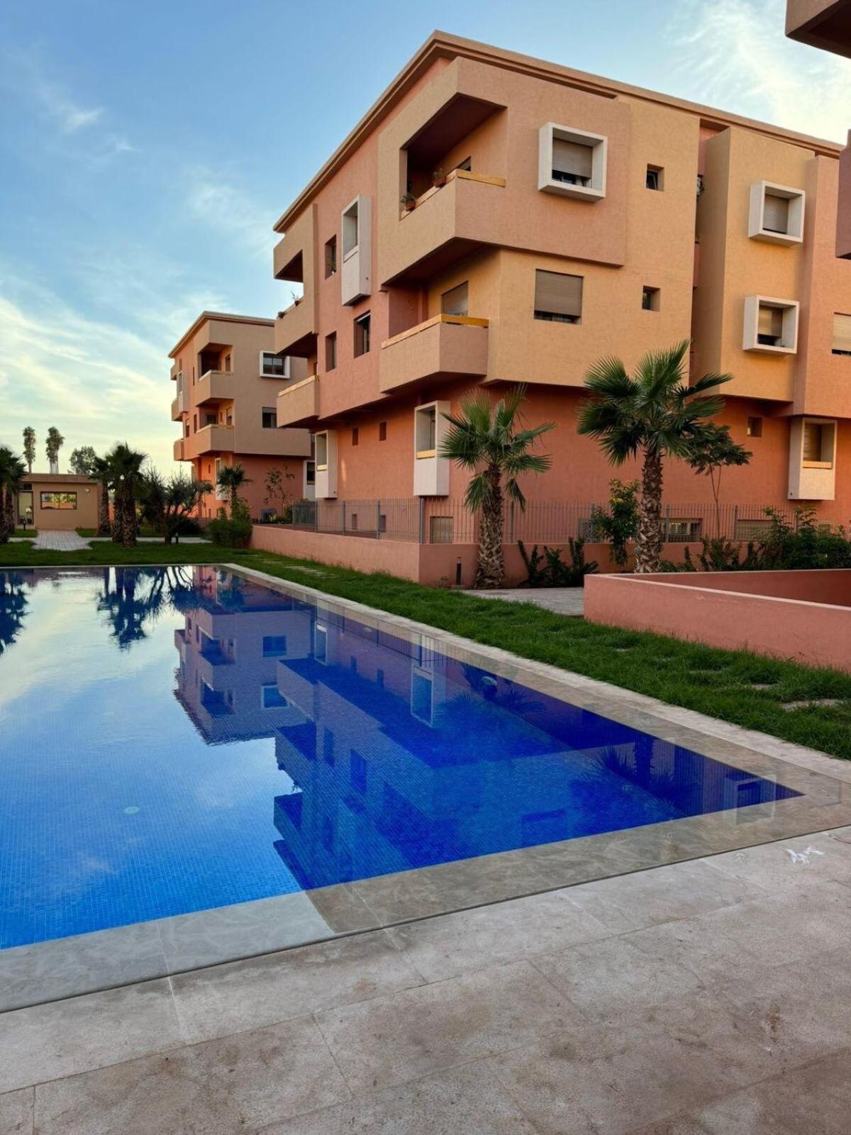 Modern 2 Bedrooms Apartment *