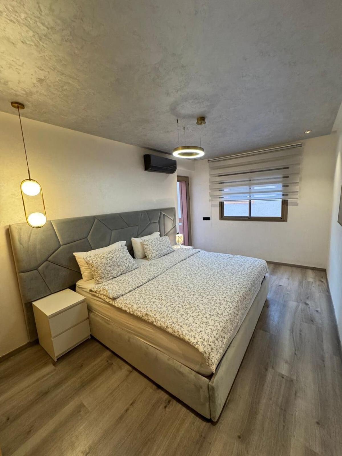 Modern 2 Bedrooms Apartment *