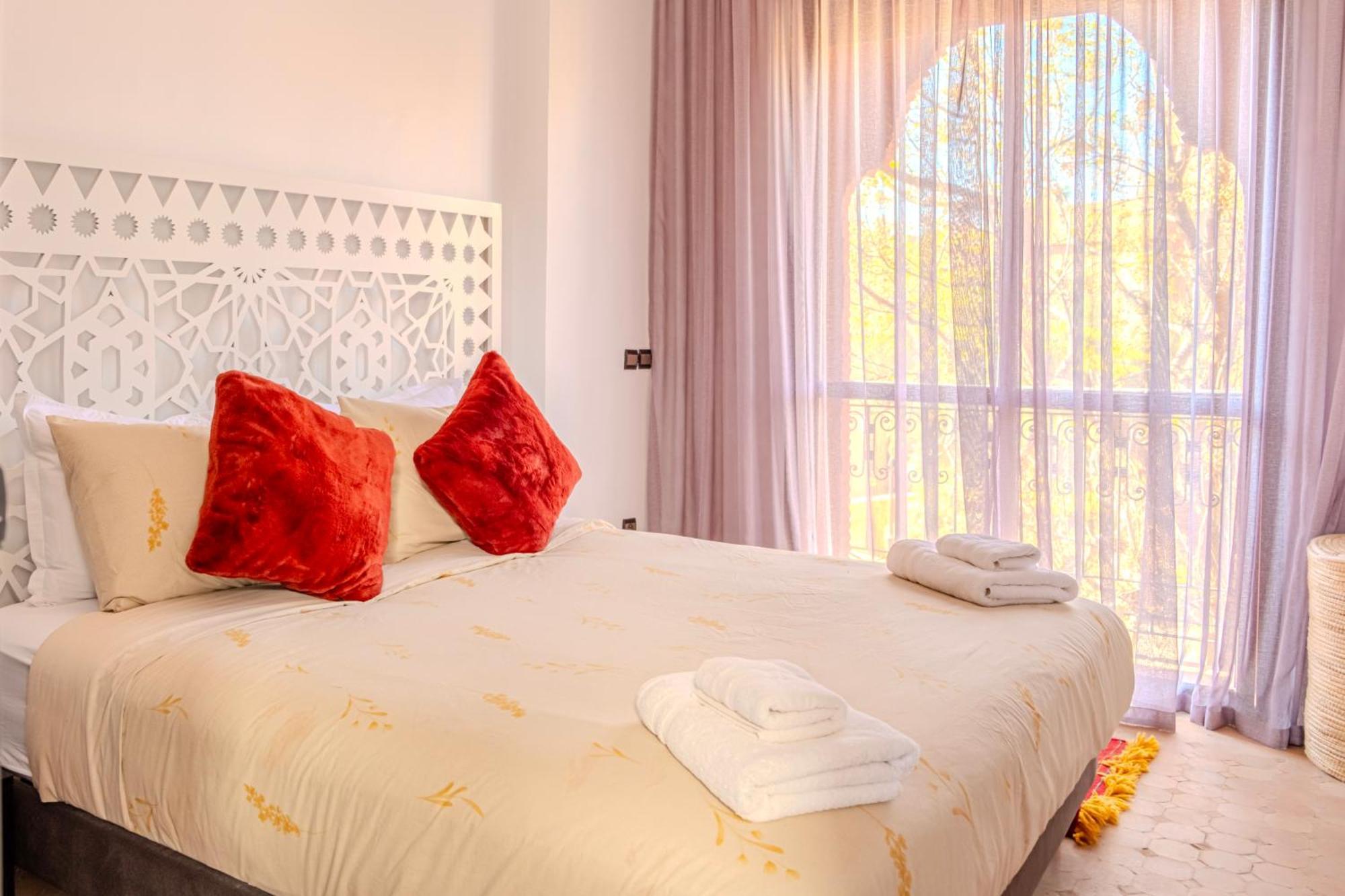 Luxury With Pool, Garden & Gated Security *