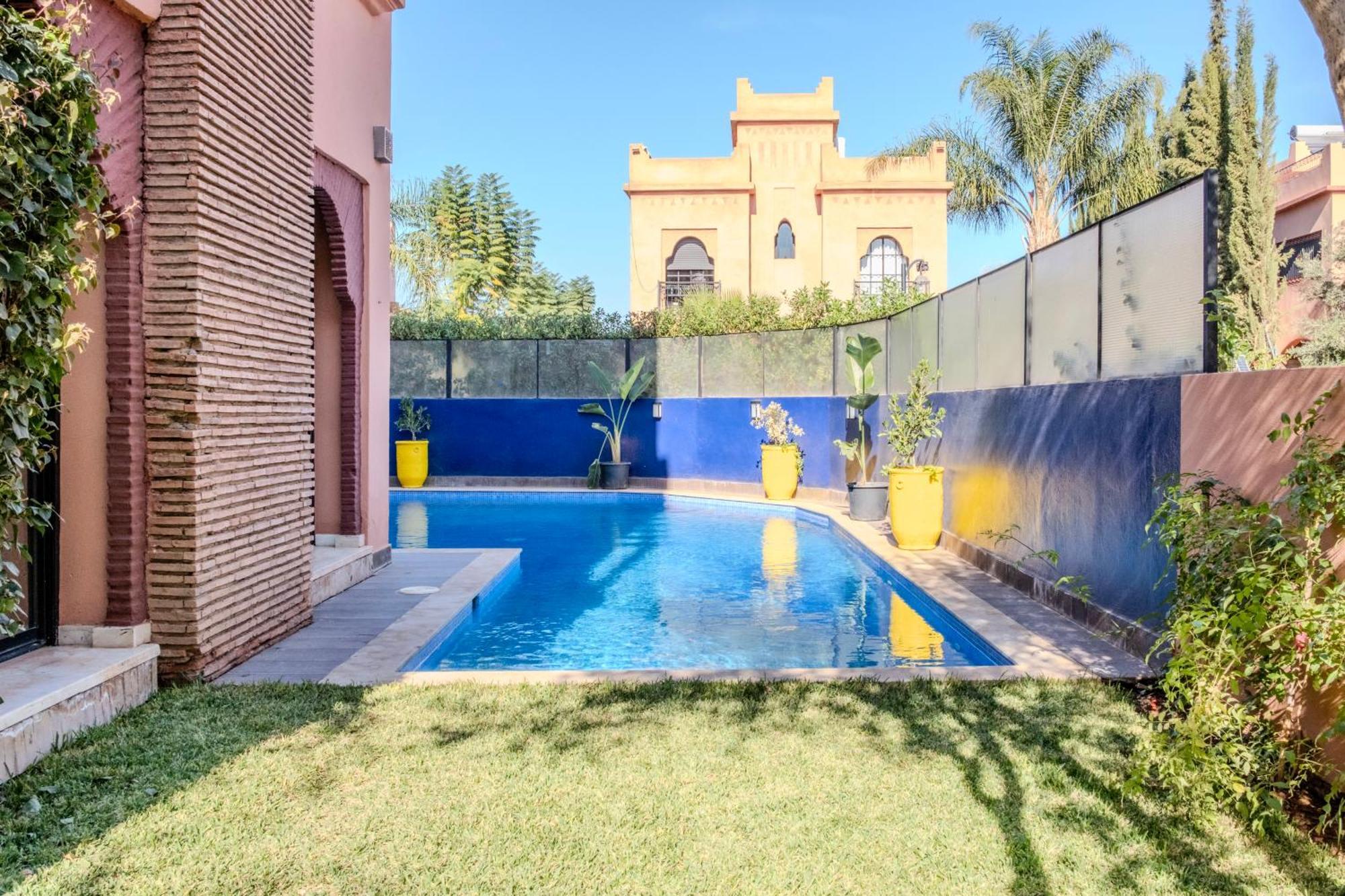 Luxury With Pool, Garden & Gated Security *