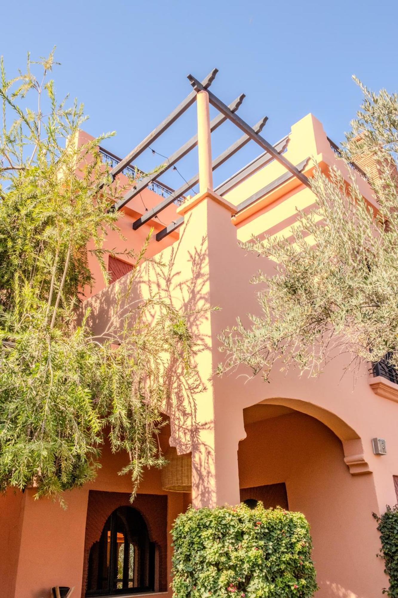Luxury With Pool, Garden & Gated Security *