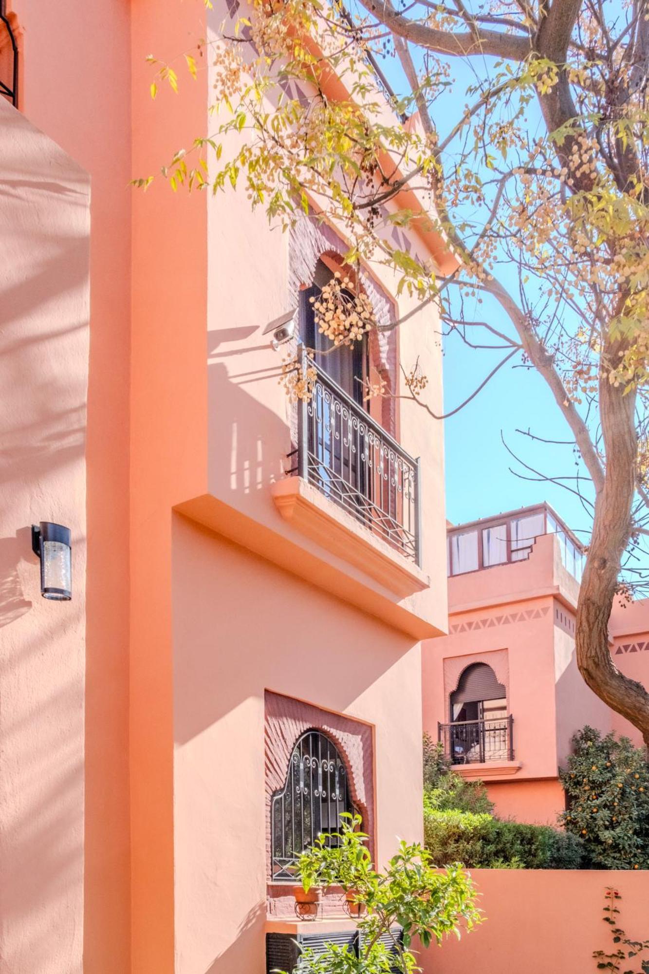 Luxury With Pool, Garden & Gated Security *