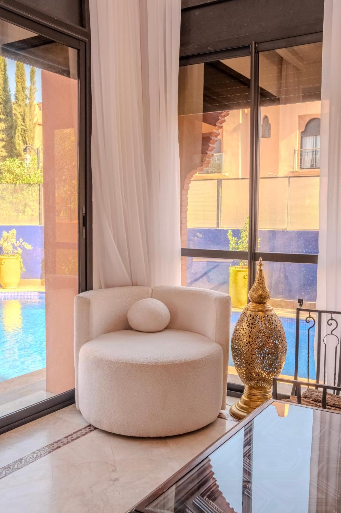 Luxury With Pool, Garden & Gated Security *