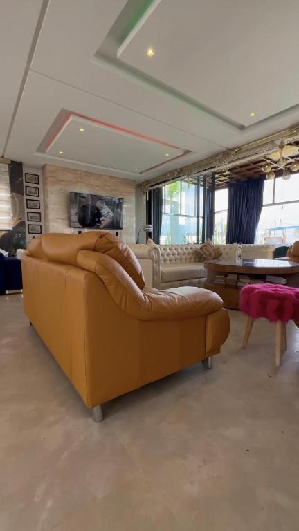 Luxury 5 Bedroom Large Villa