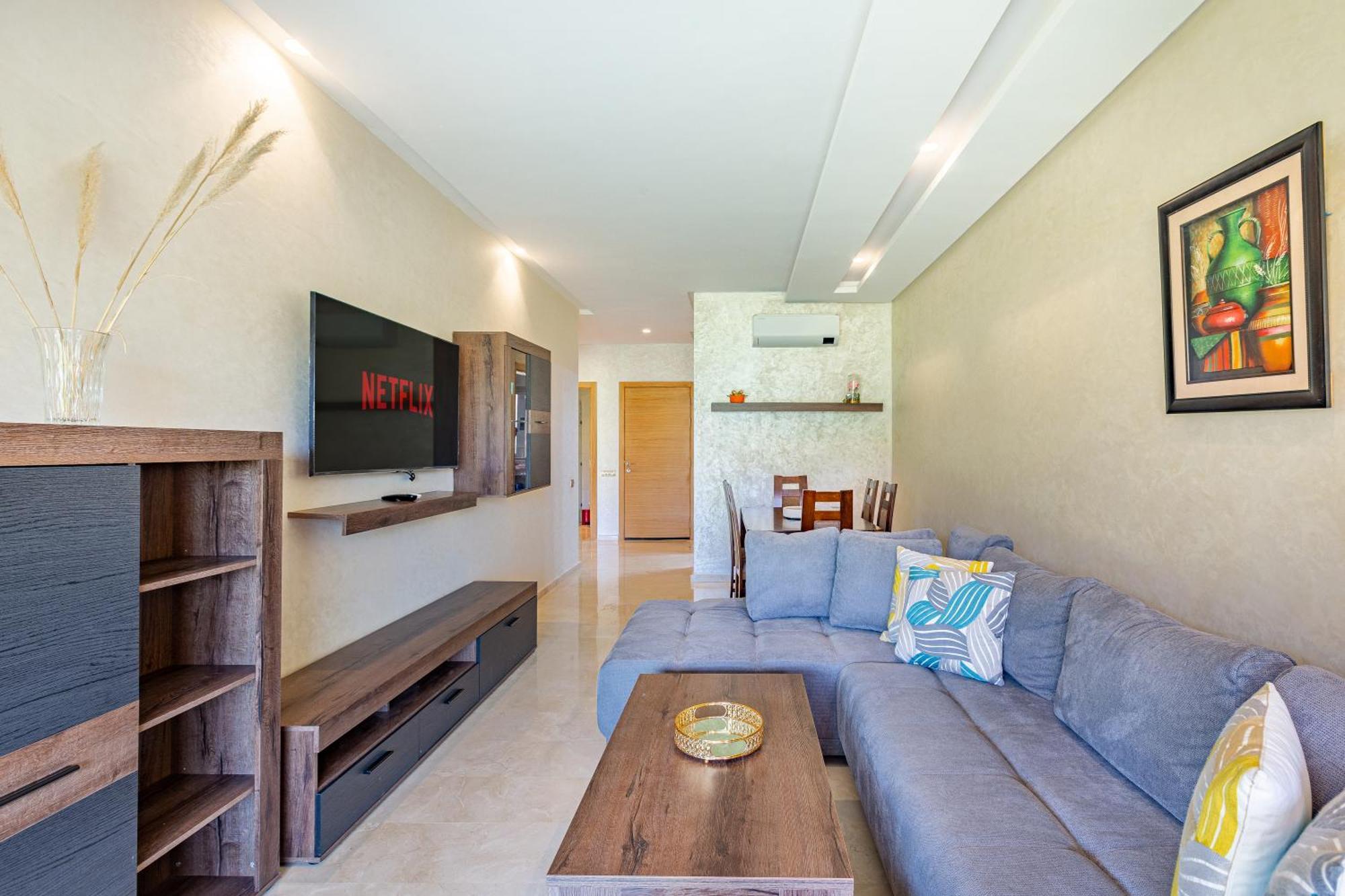 Apartment Luxury Garden-level With Poolside Serenity