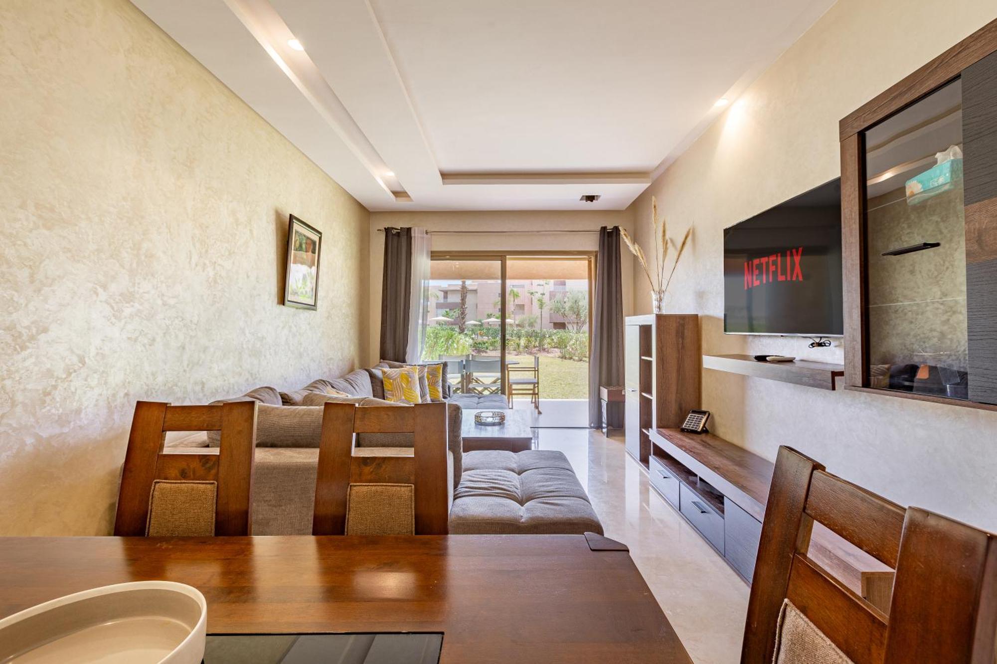 Luxury Garden-level With Poolside Serenity Apartment Marrakesh