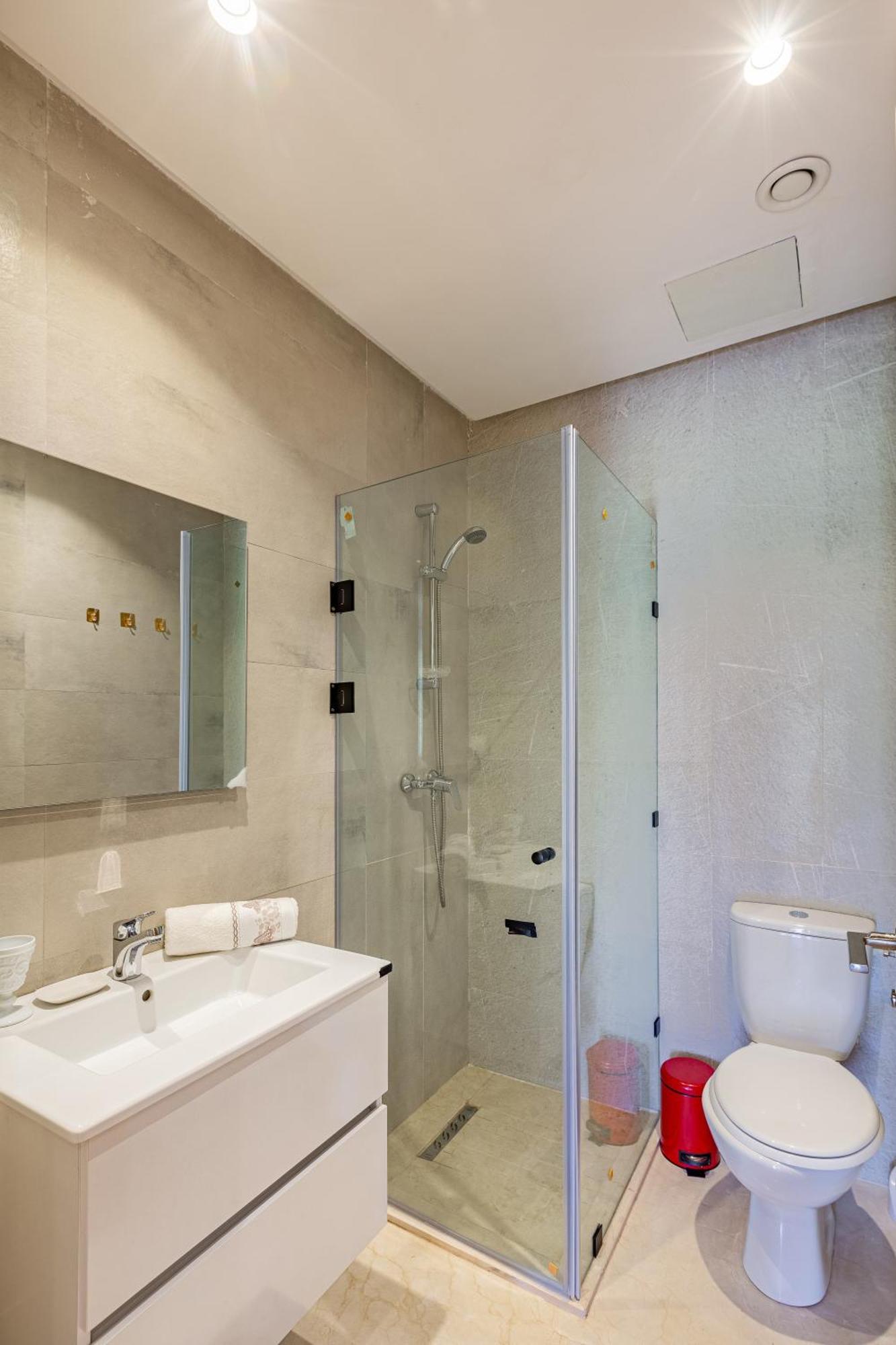 Luxury Garden-level With Poolside Serenity Apartment