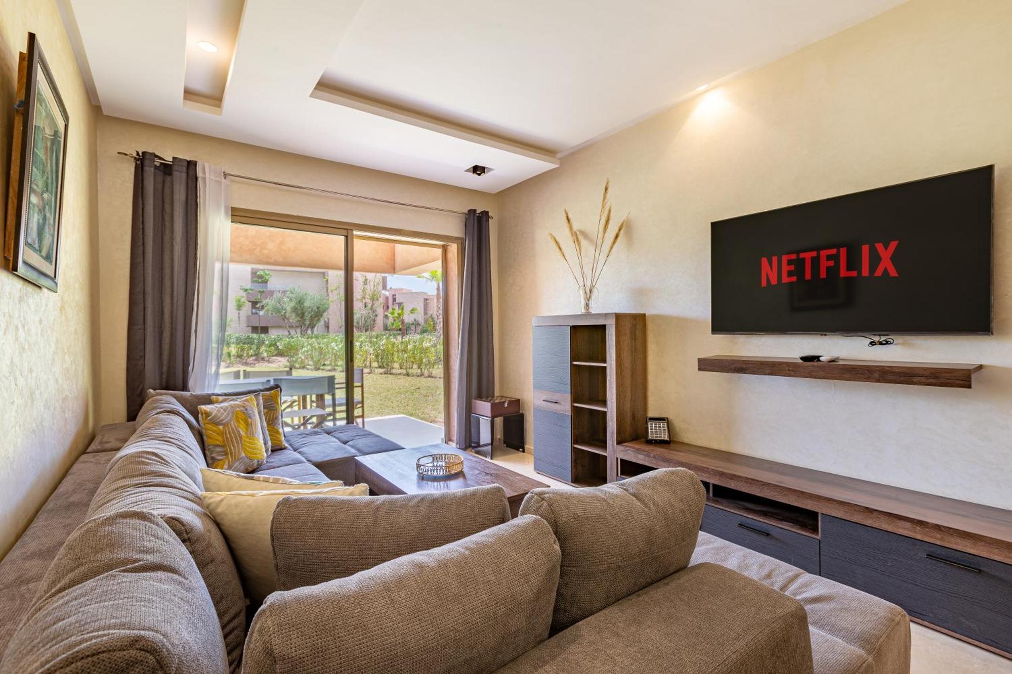 Luxury Garden-level With Poolside Serenity *