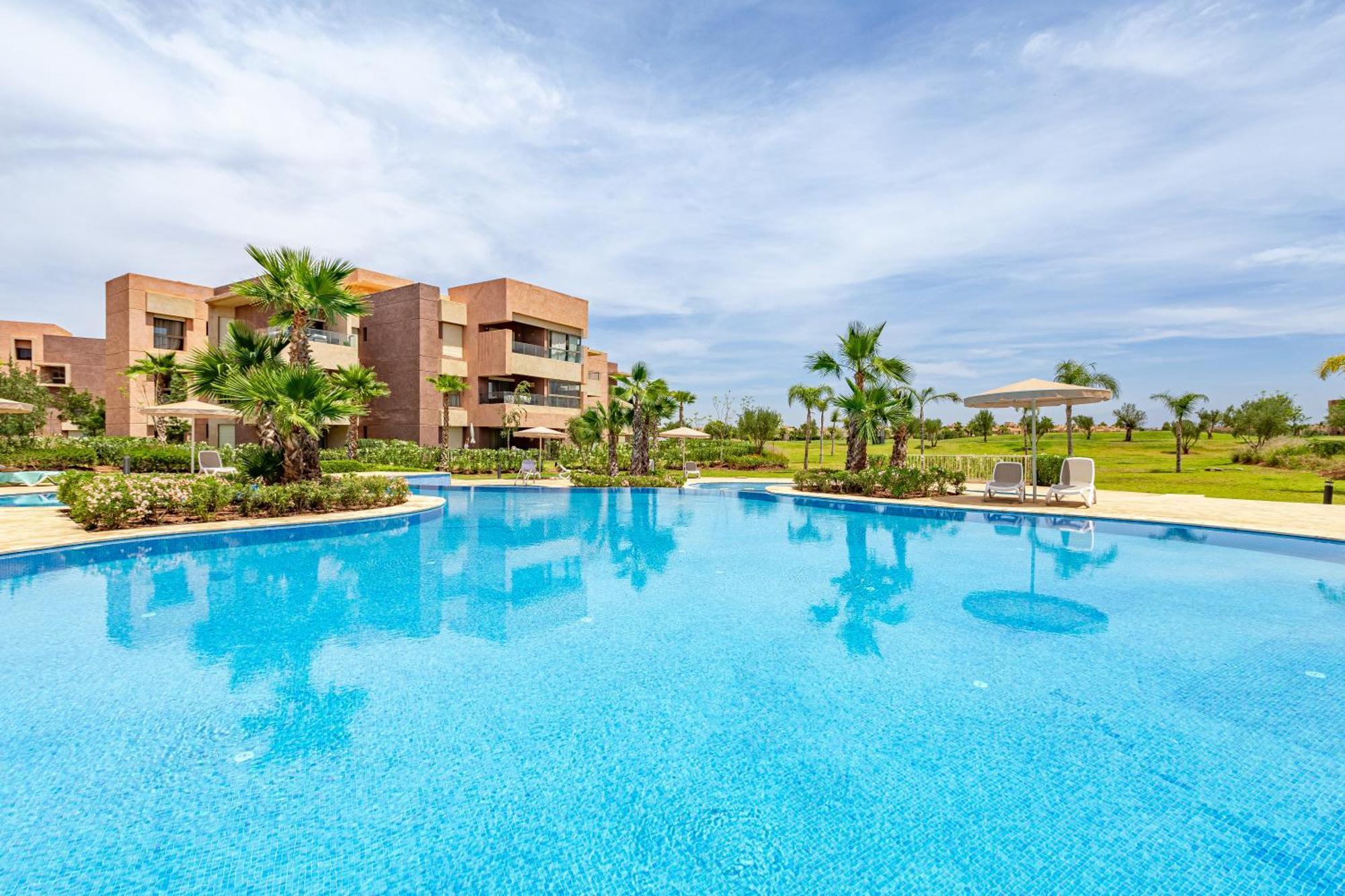 Luxury Garden-level With Poolside Serenity Apartment *