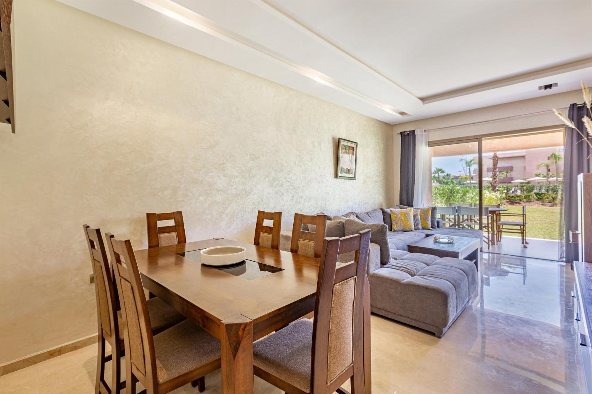 Apartment Luxury Garden-level With Poolside Serenity