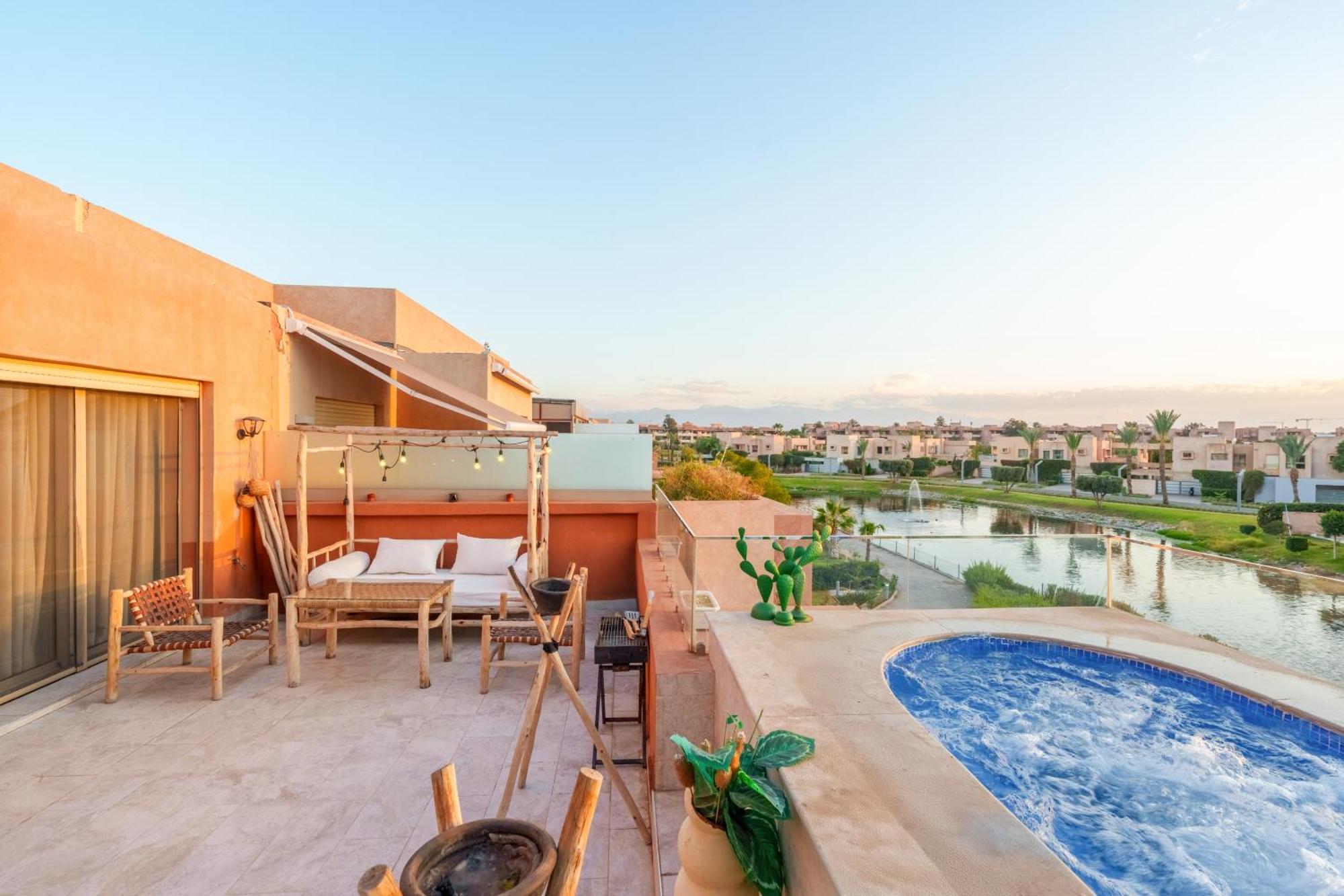 Spacious Luxury With Heated Pool Center Apartment *