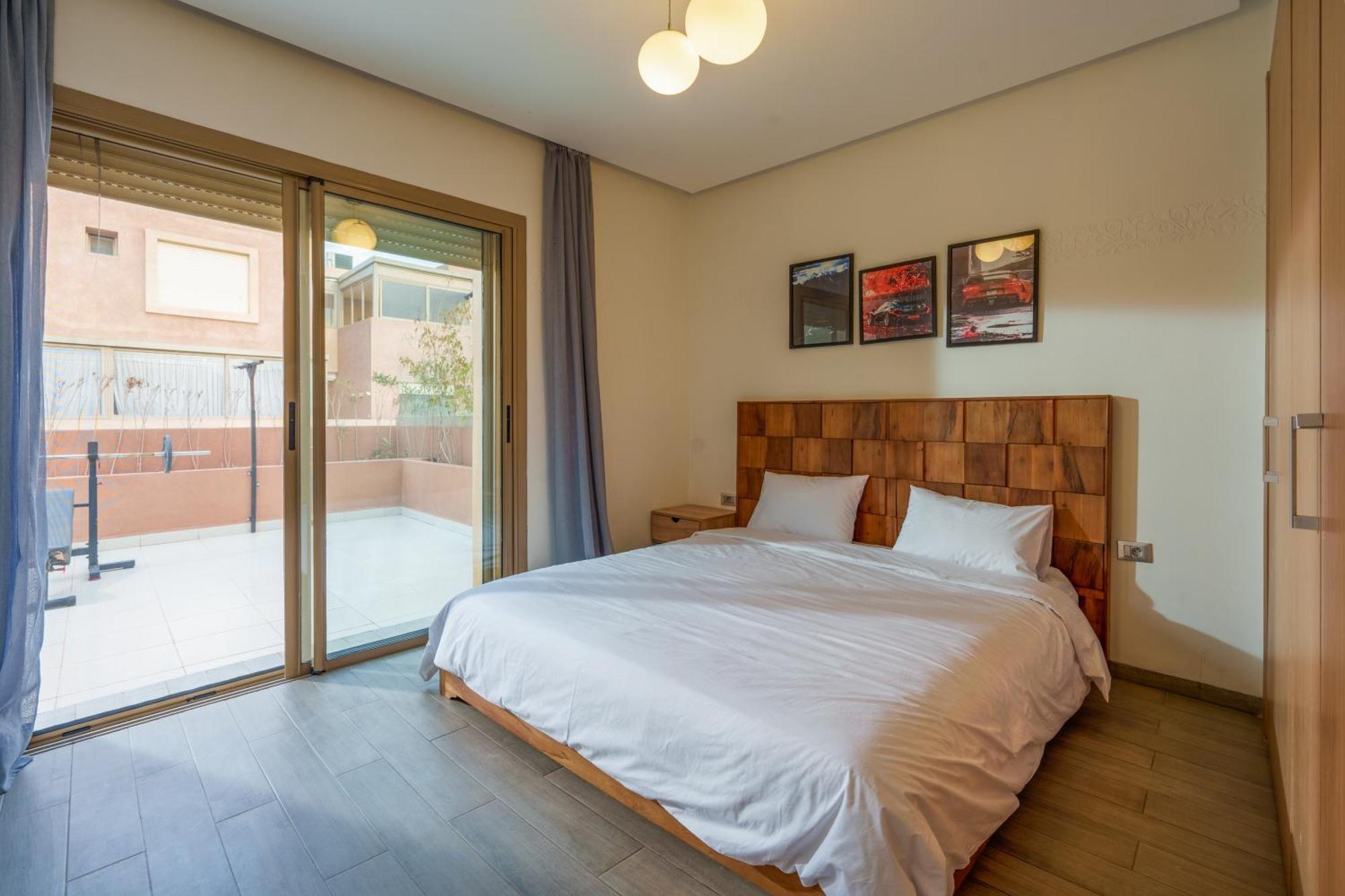 Spacious Luxury With Heated Pool Center Apartment