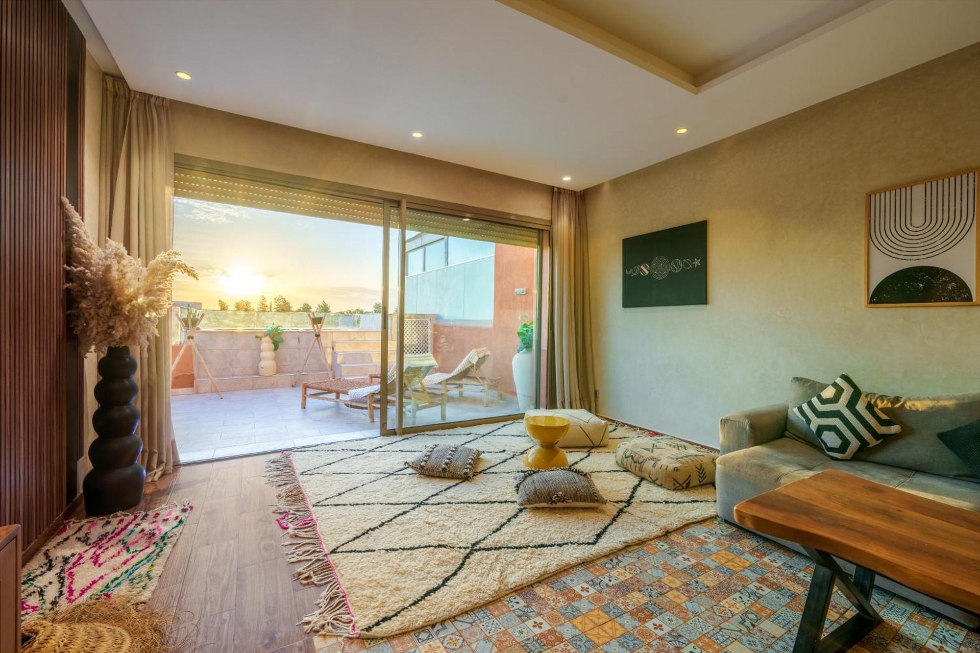 Spacious Luxury With Heated Pool Center