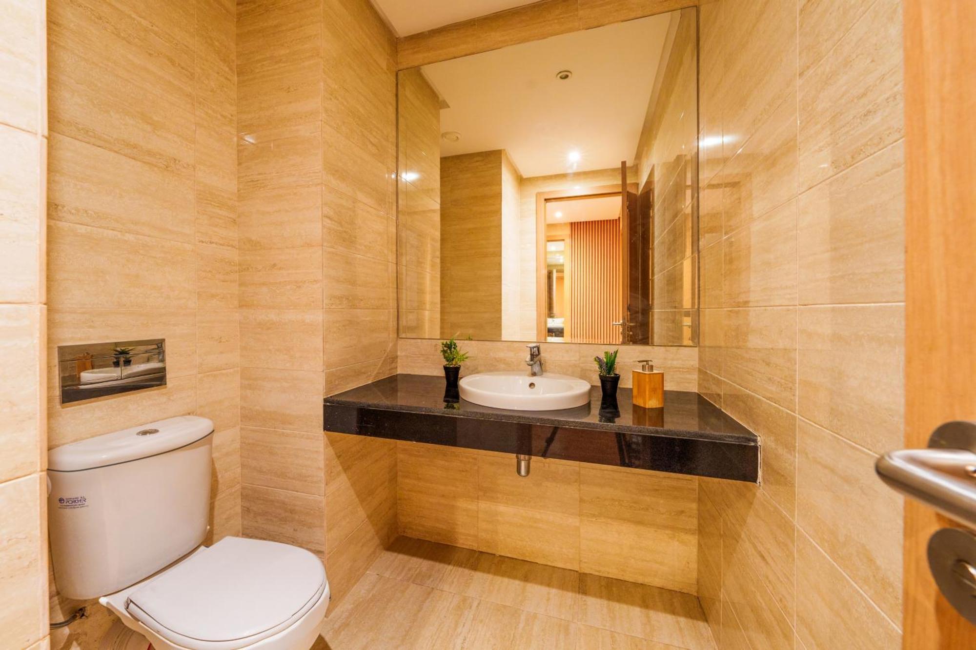 Spacious Luxury With Heated Pool Center Apartment *