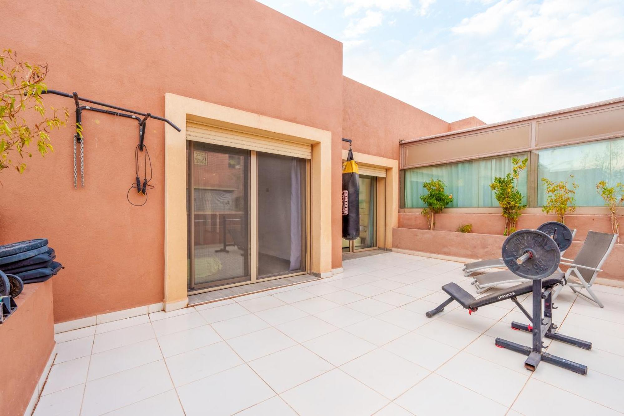 Spacious Luxury With Heated Pool Center Apartment