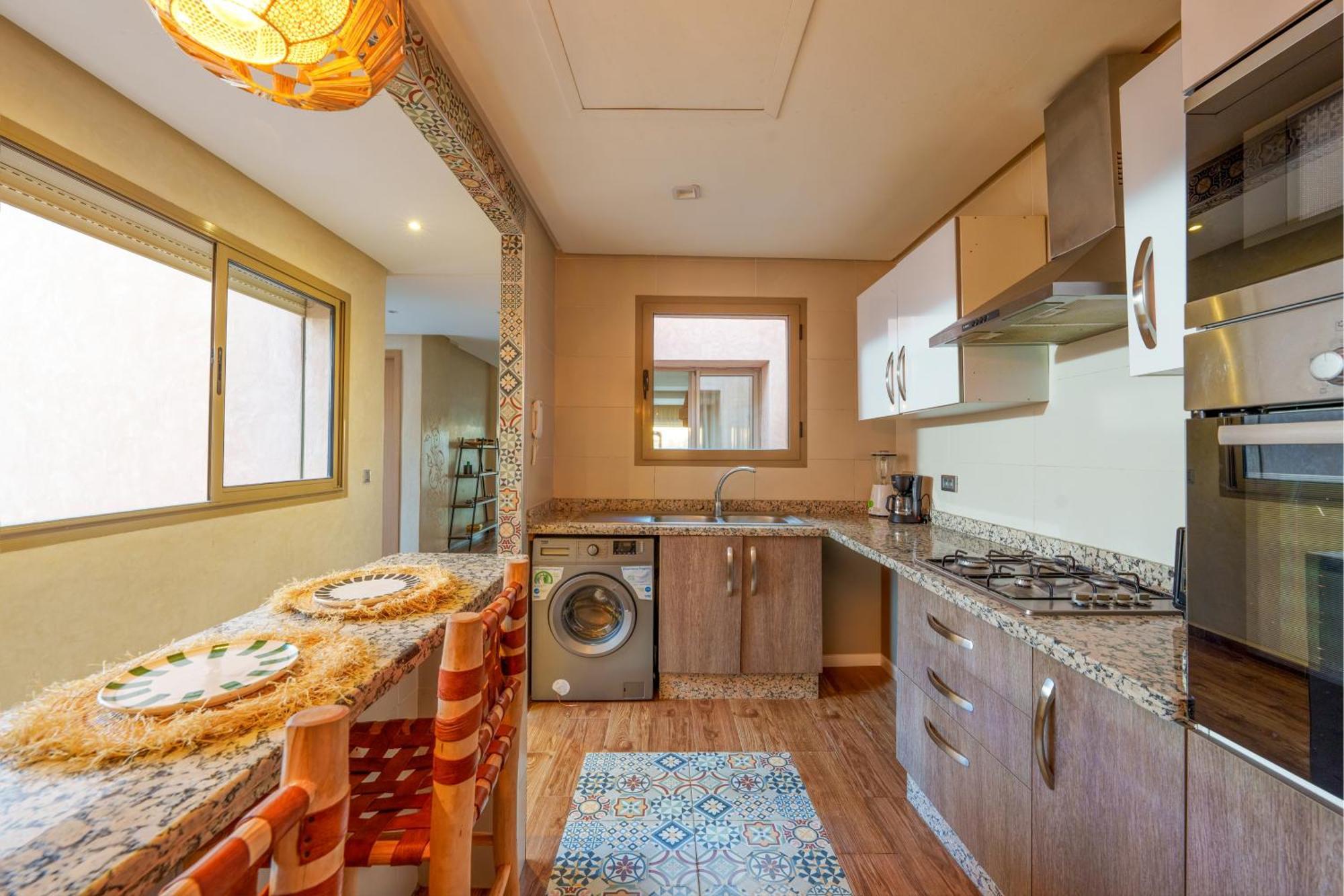 Spacious Luxury With Heated Pool Center Apartment *