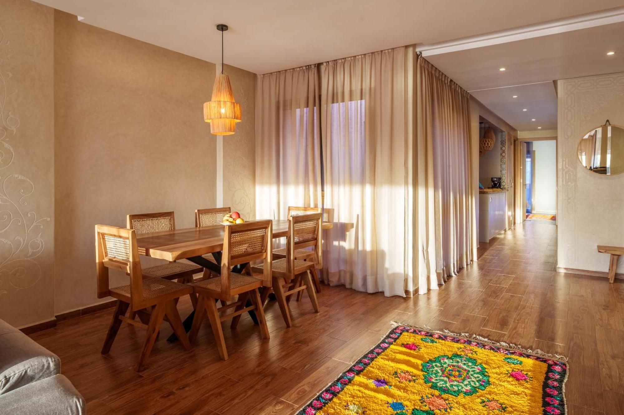 Spacious Luxury With Heated Pool Center Apartment