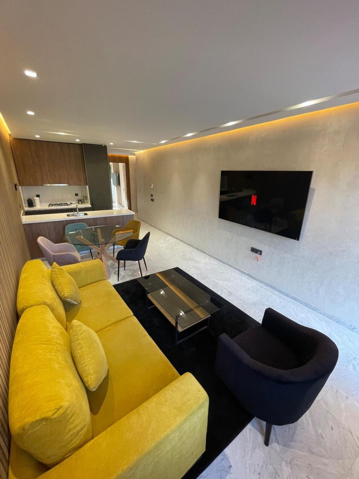 Apartment Modern In Ultimate Center With Parking And Balcony