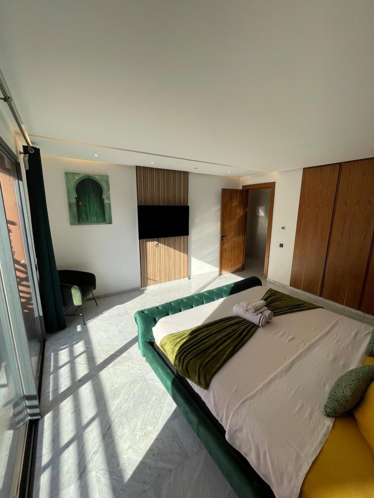 Modern In Ultimate Center With Parking And Balcony