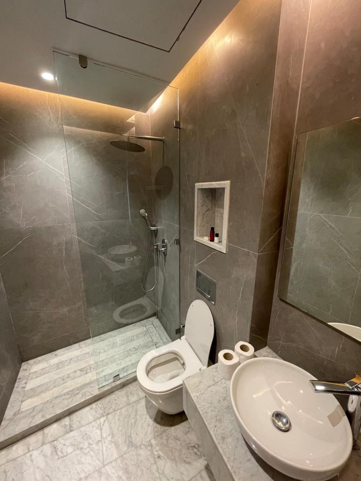 Modern In Ultimate Center With Parking And Balcony Apartment *