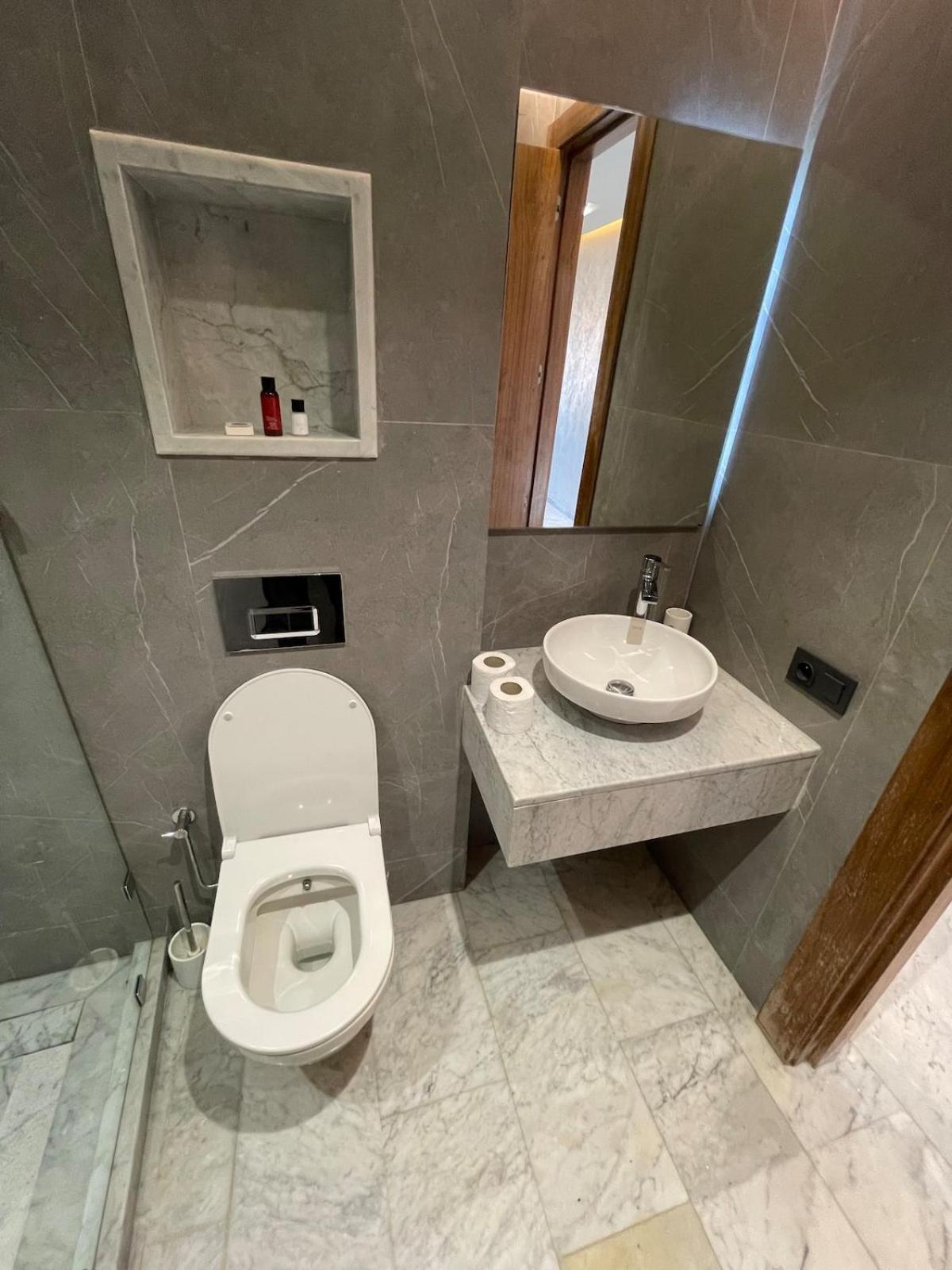 Apartment Modern In Ultimate Center With Parking And Balcony
