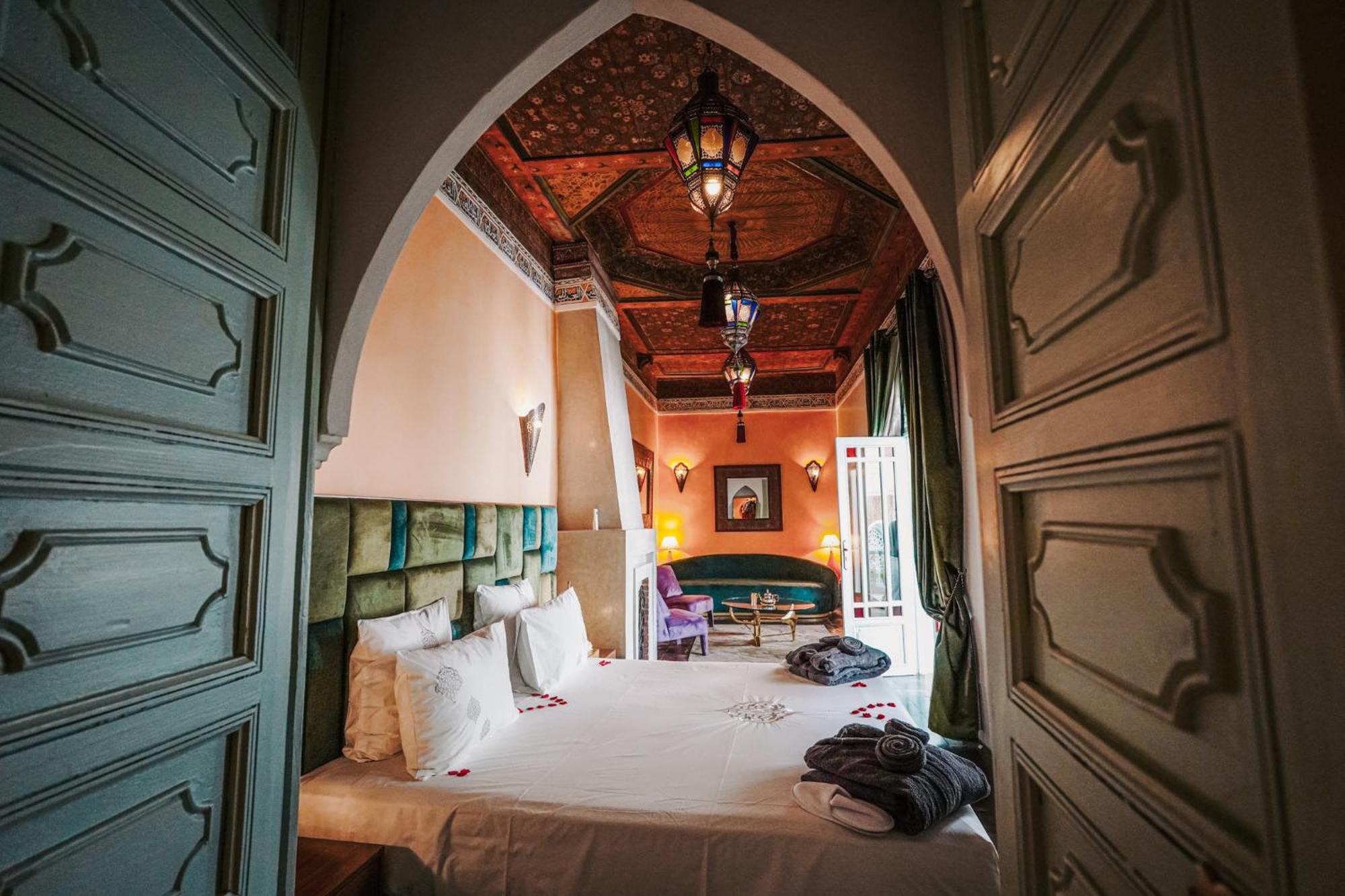 Riad Assouel Et By La Siredrah *
