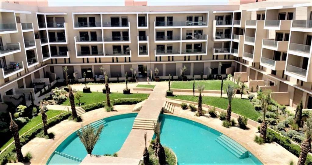 Pearl Cosy Pool View Apartment