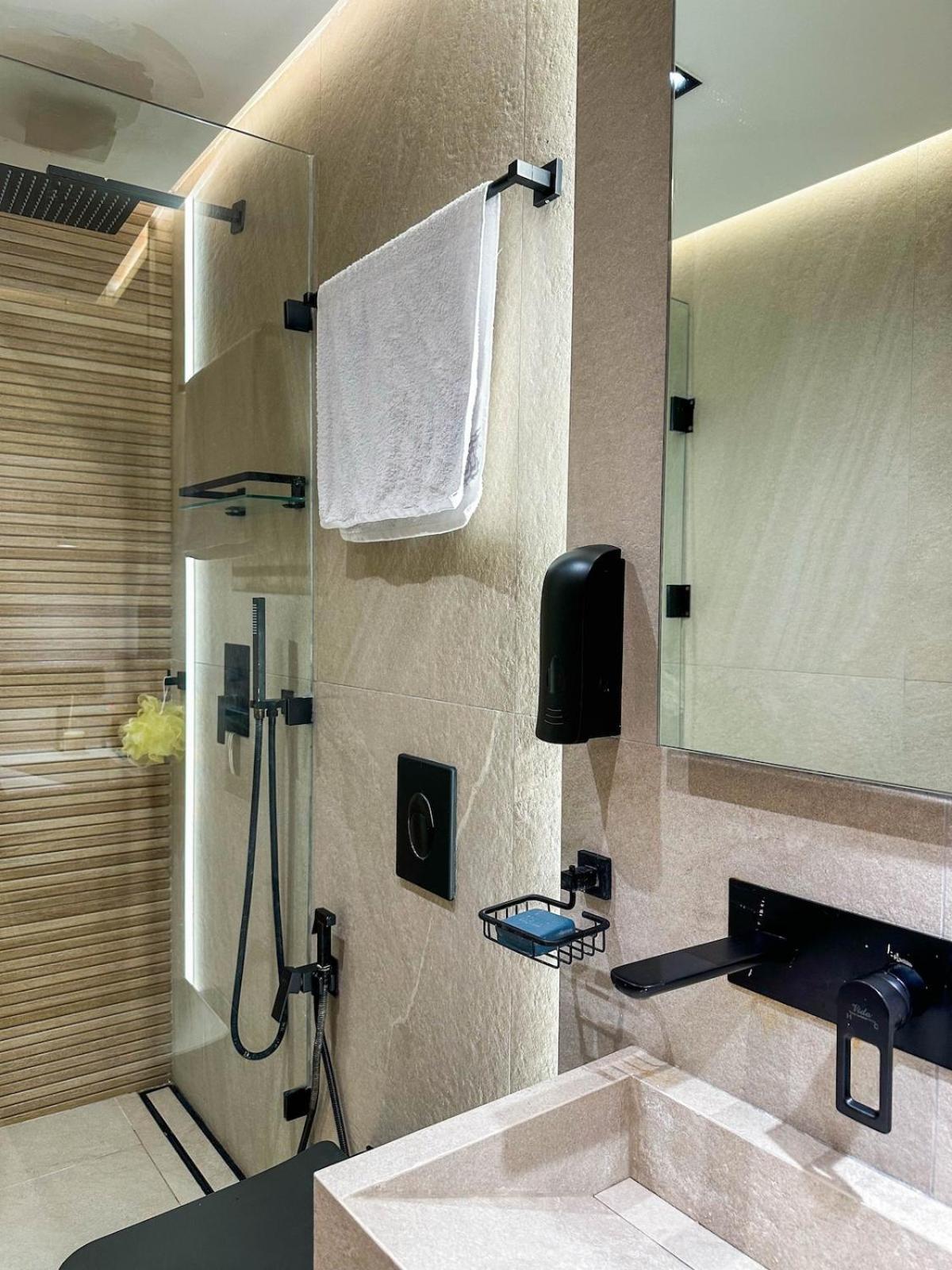 Airport Apartment *
