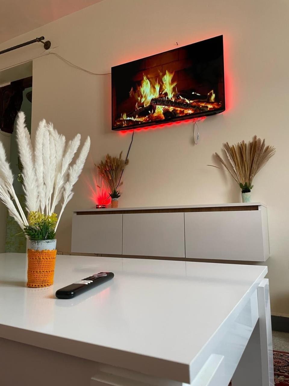 Cozy Airport Only 5 Minutes Walk Apartment *