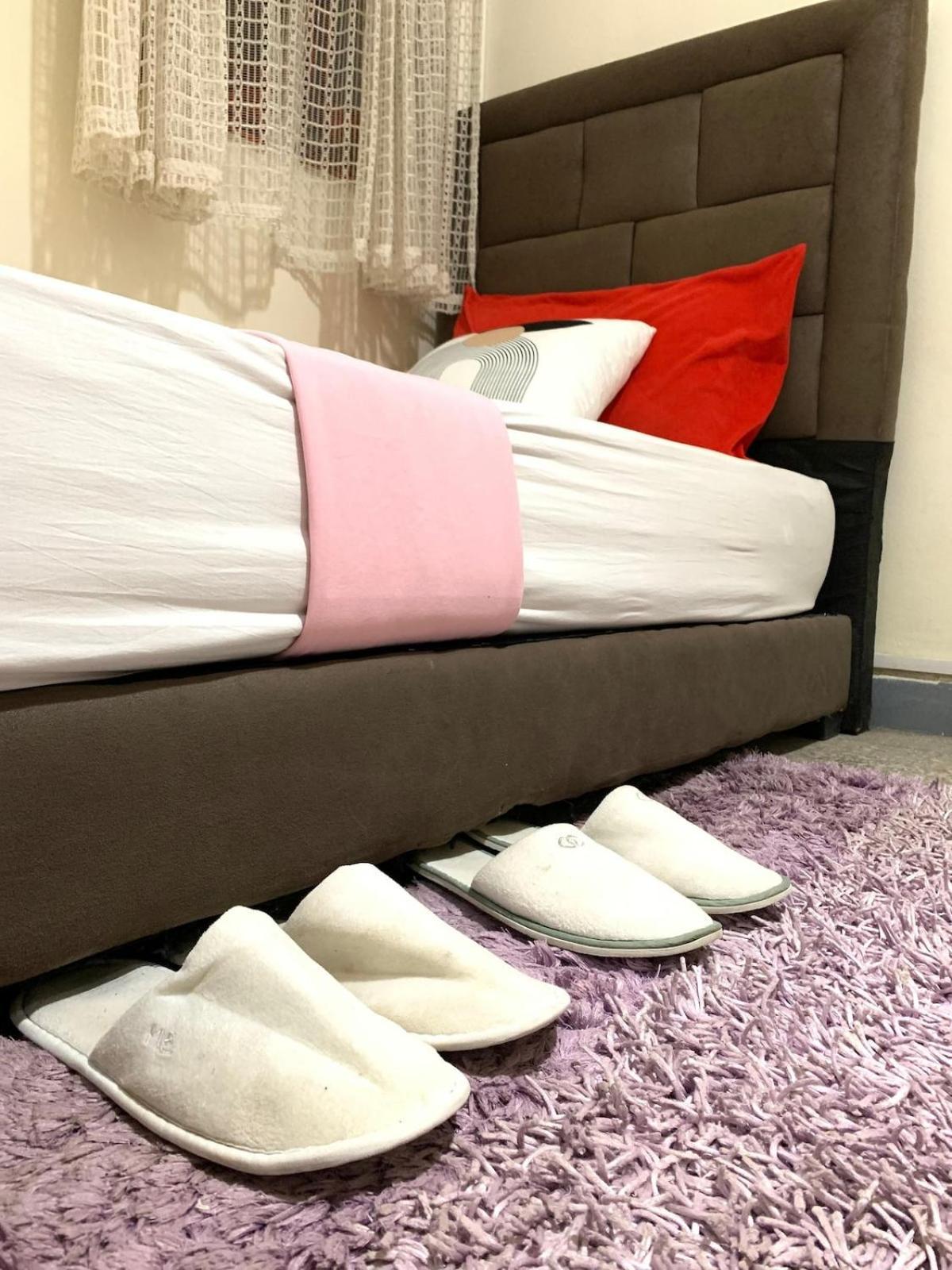 Cozy Airport Only 5 Minutes Walk Apartment *