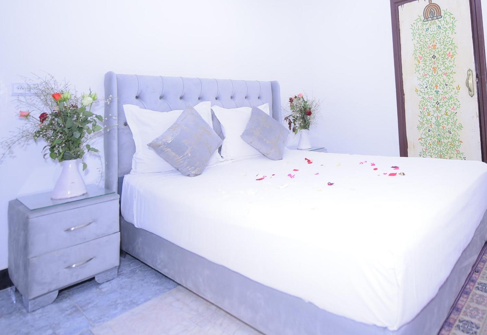 Fantasia Hotel 2*