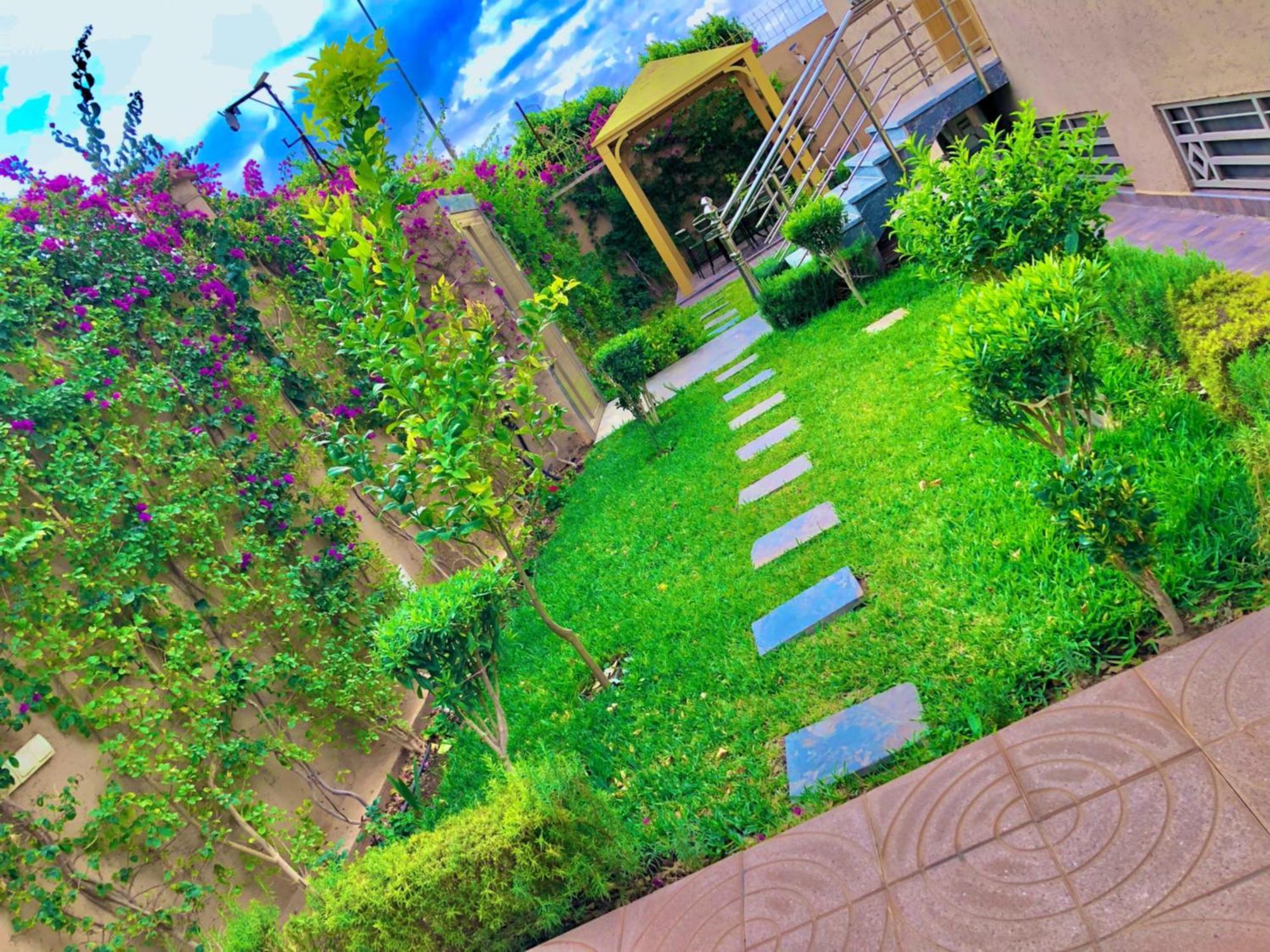 Sara, Superbe Avec Jardin Et Piscine Privee *