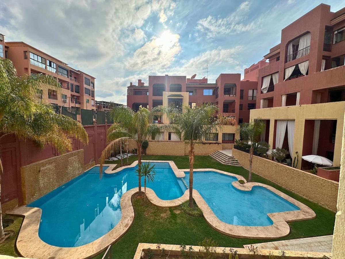 Exclusive Luxury With Pool, Jacuzzi And Service Apartment