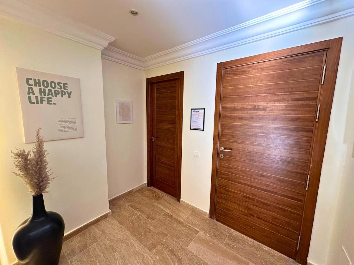 Exclusive Luxury With Pool, Jacuzzi And Service Apartment *