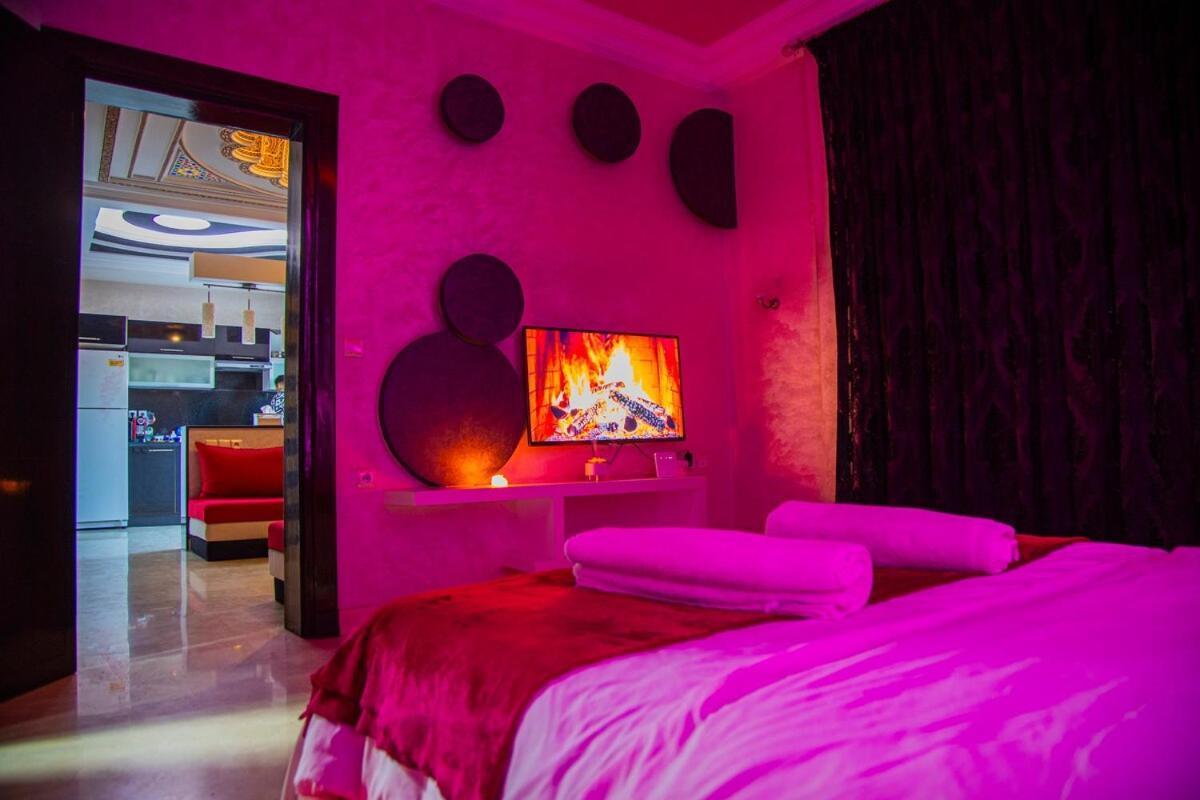 Romantic Retreat Waterfall Cozy Patio Apartment Marrakesh