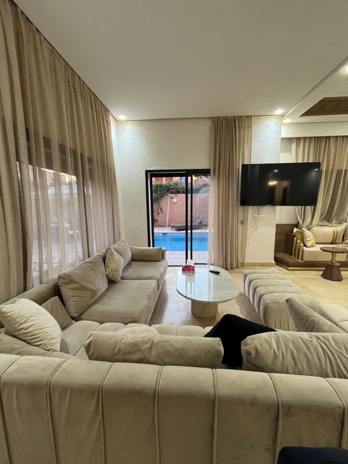 Villa Private With Pool & Garden