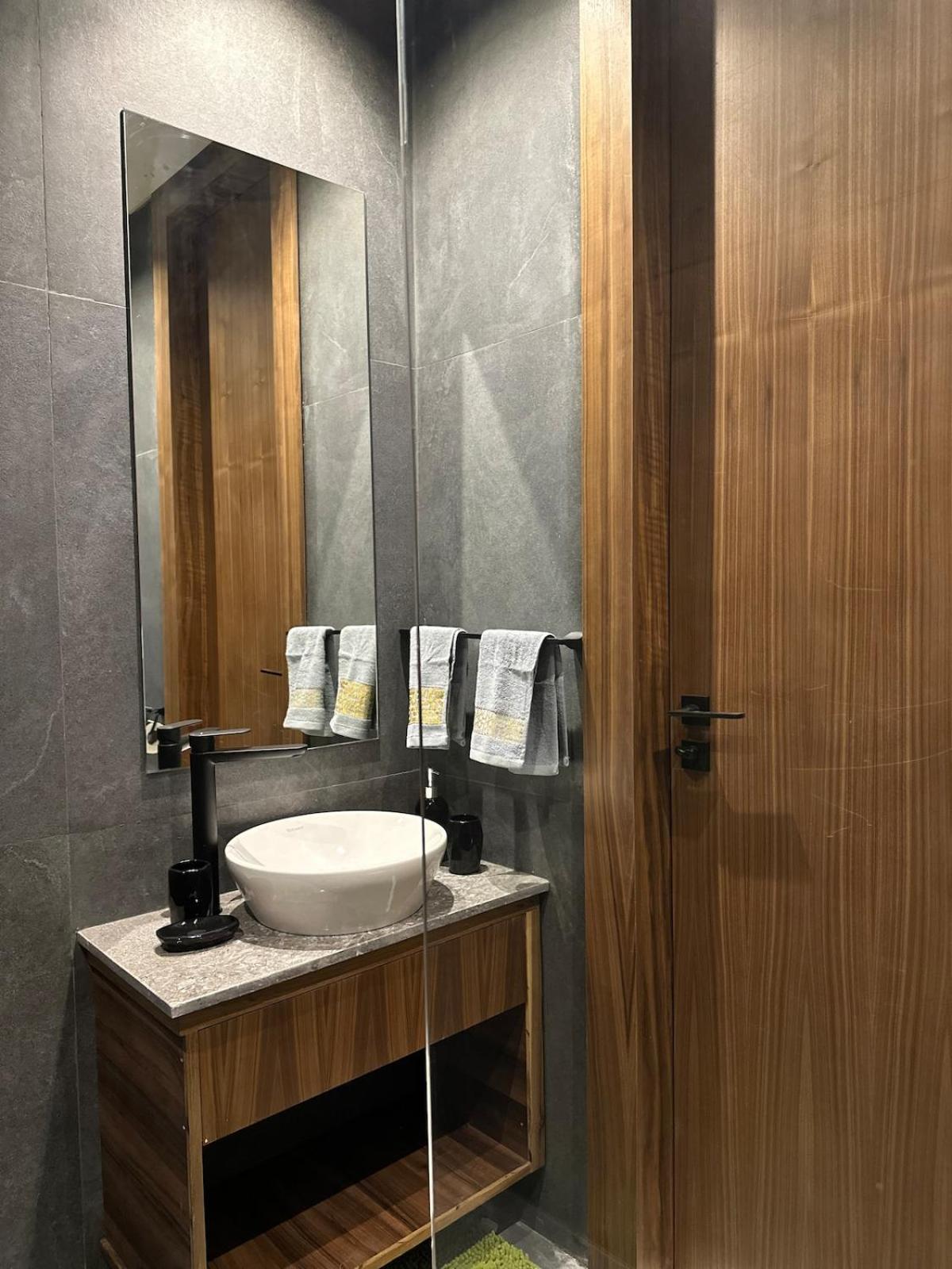 Standing Centre Apartment *