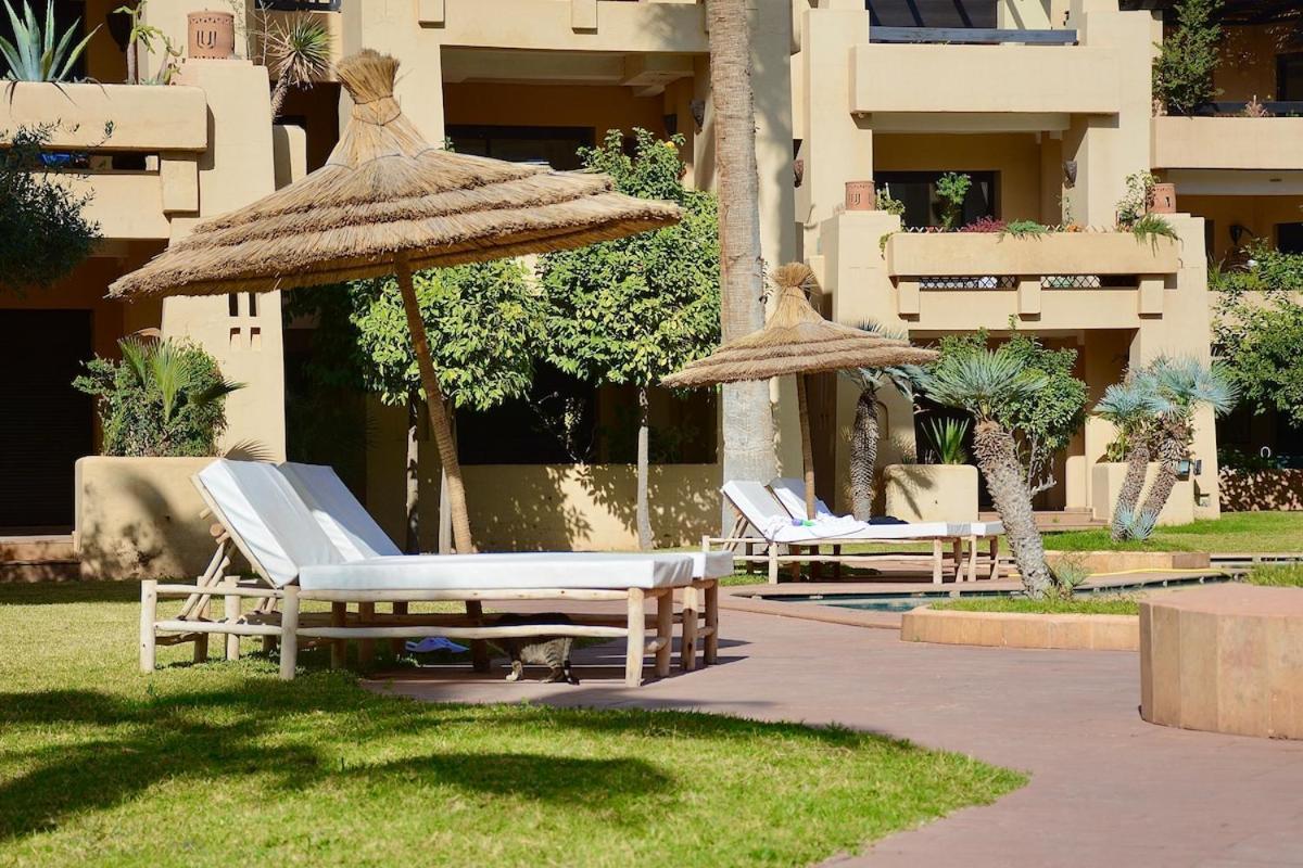 Luxury With Pool Apartment *