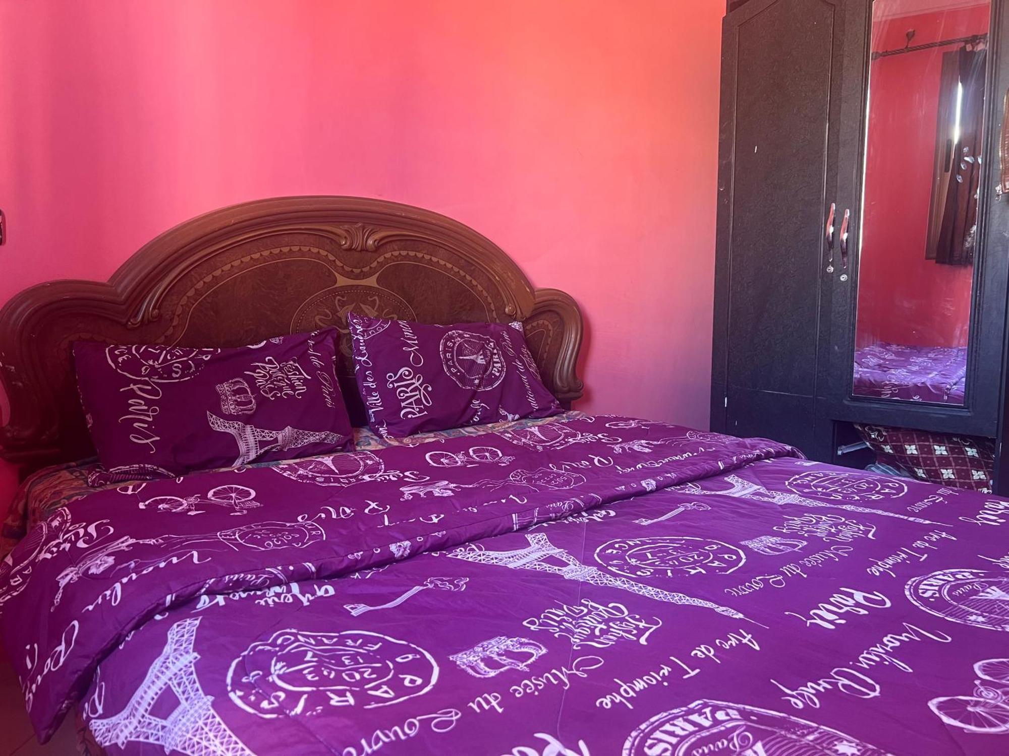 Charming 5 Min Airport Apartment