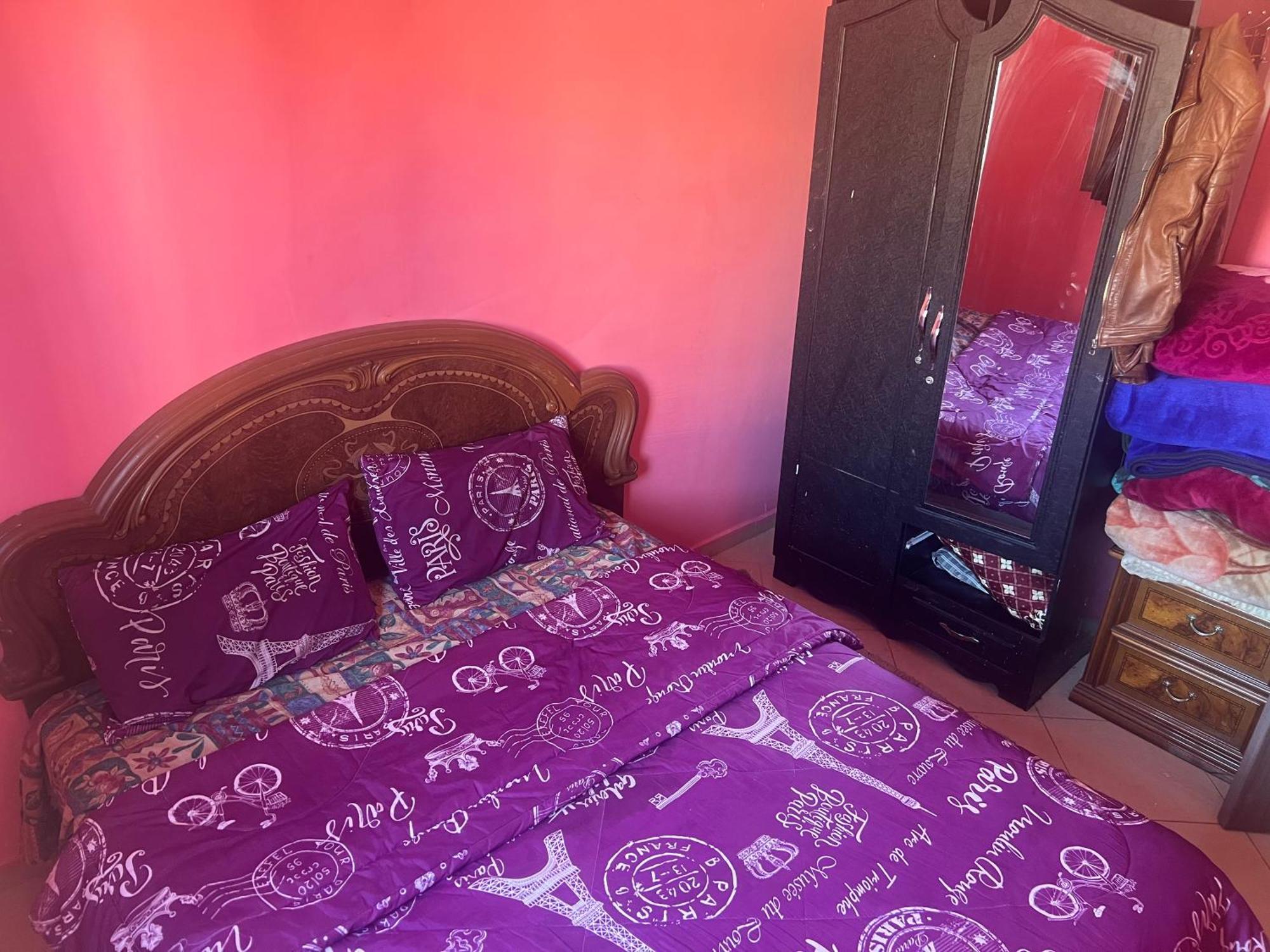 Charming 5 Min Airport Apartment