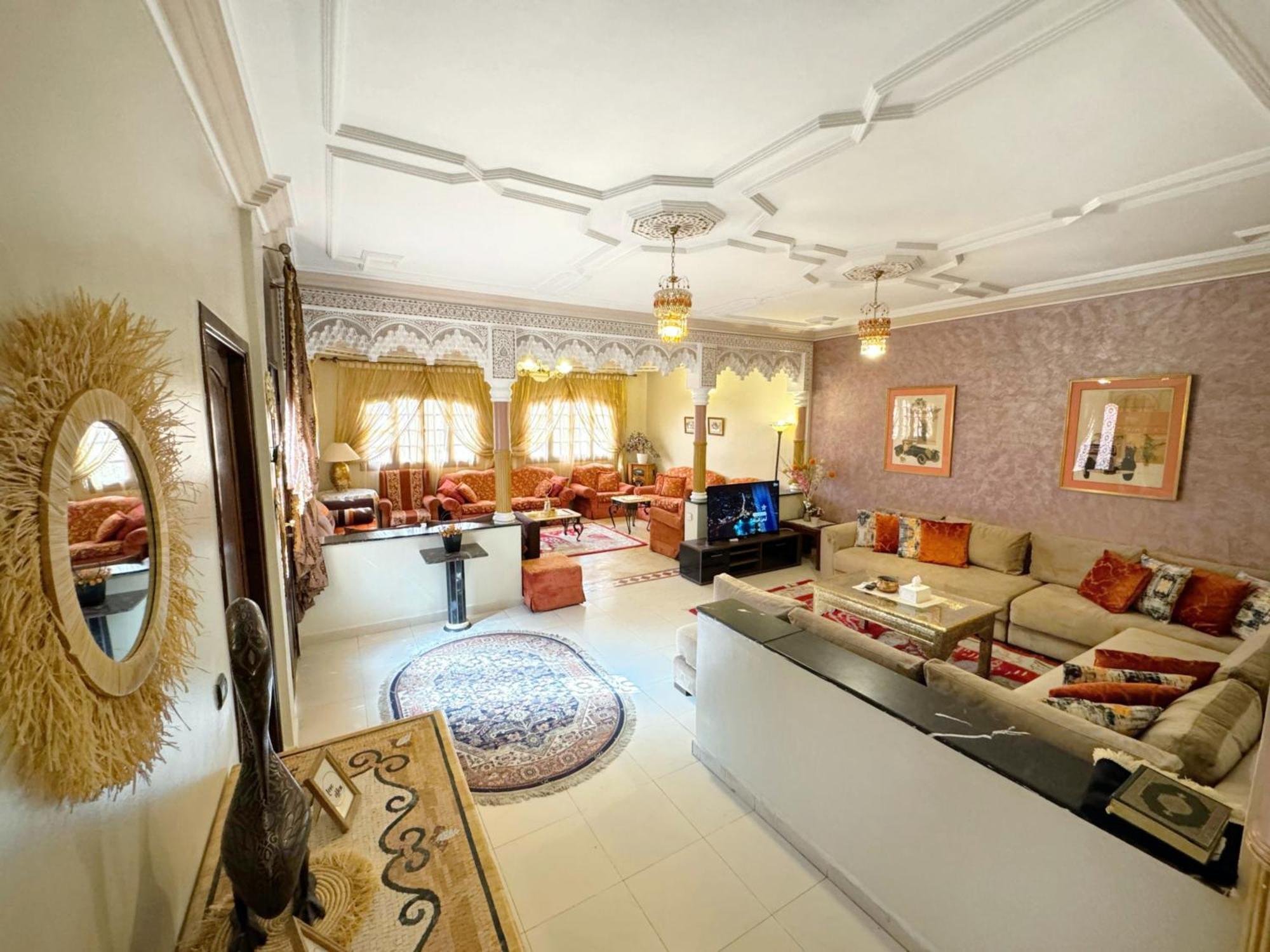 Apartment Oranger Family House Center, Private Large House, Terasse Garden View, Free Parking *