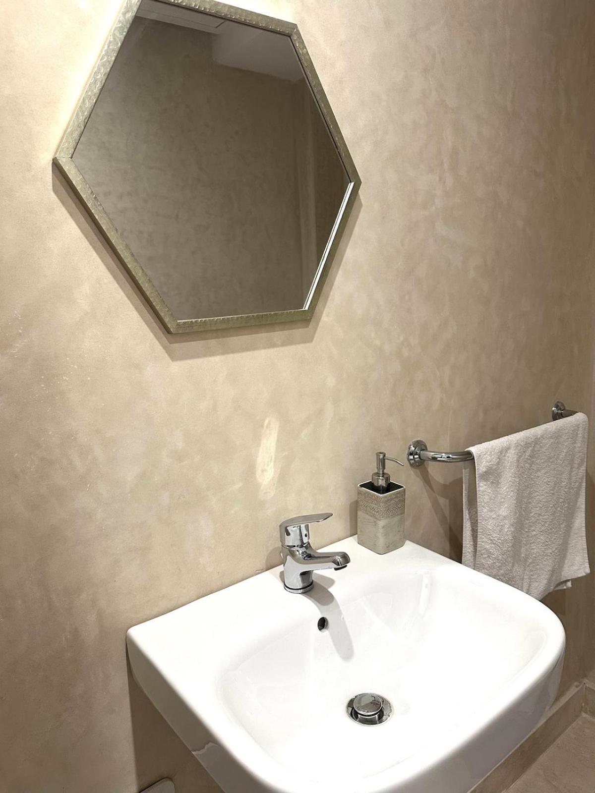 Luxury And Free Parking Apartment