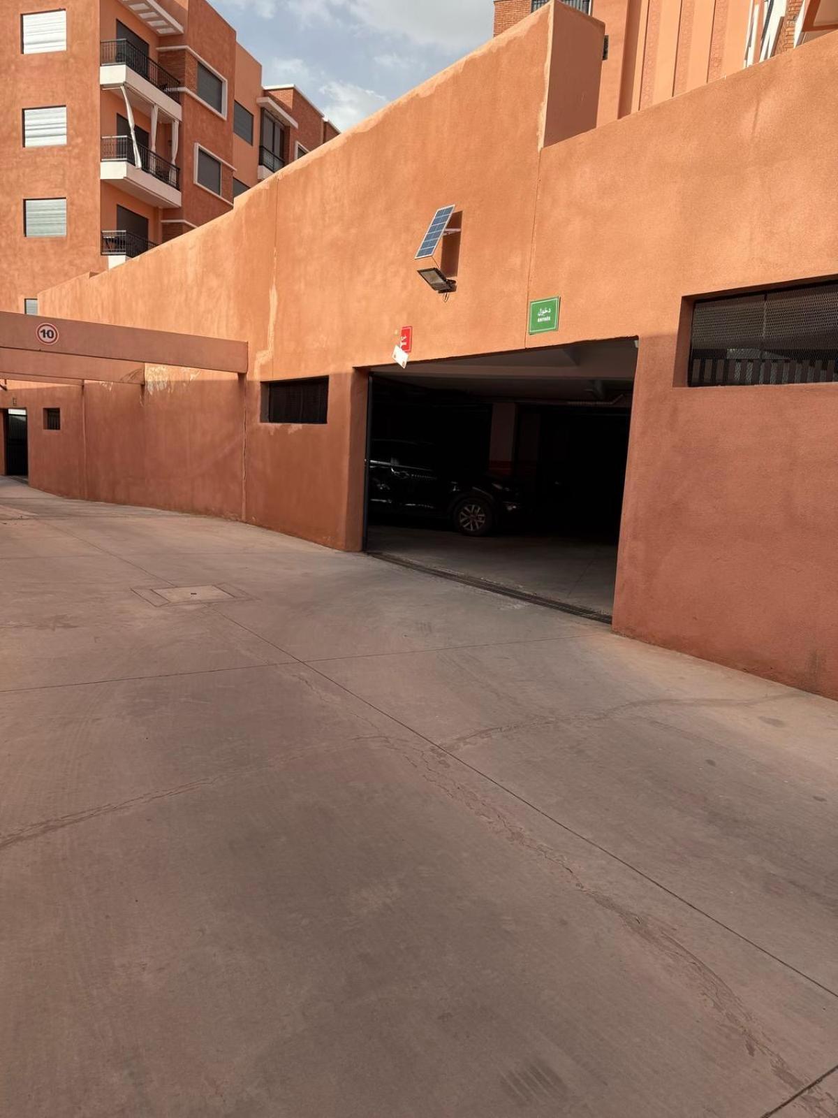 Luxury And Free Parking Apartment