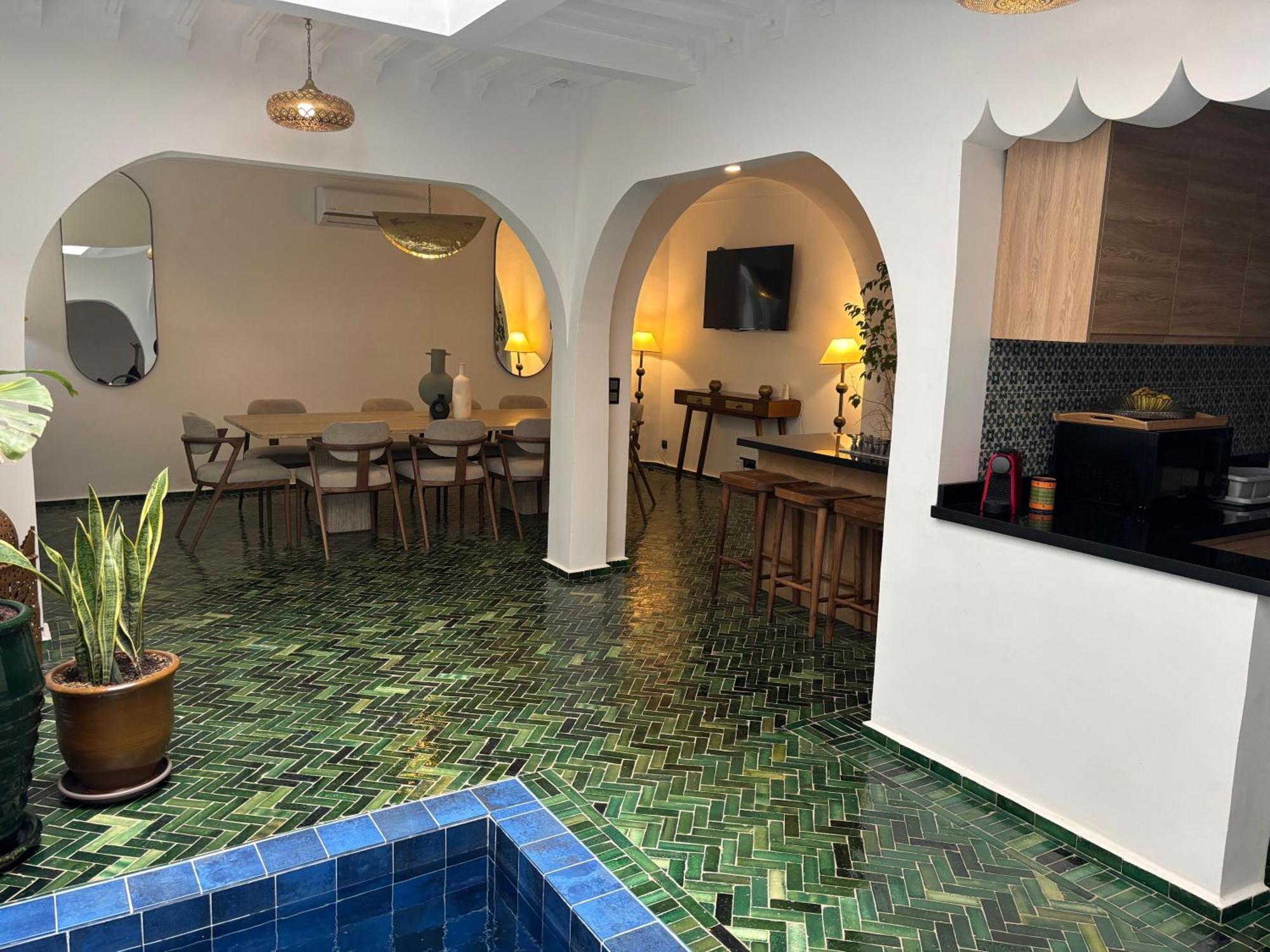 Сasa de vacaciones Privatise Jusqu A 10 Personnes Avec 5 Suites, Bassin Et Rooftop A Seulement 15 Minutes A Pied De La Celebre Place Jemaa El Fna Marrakesh